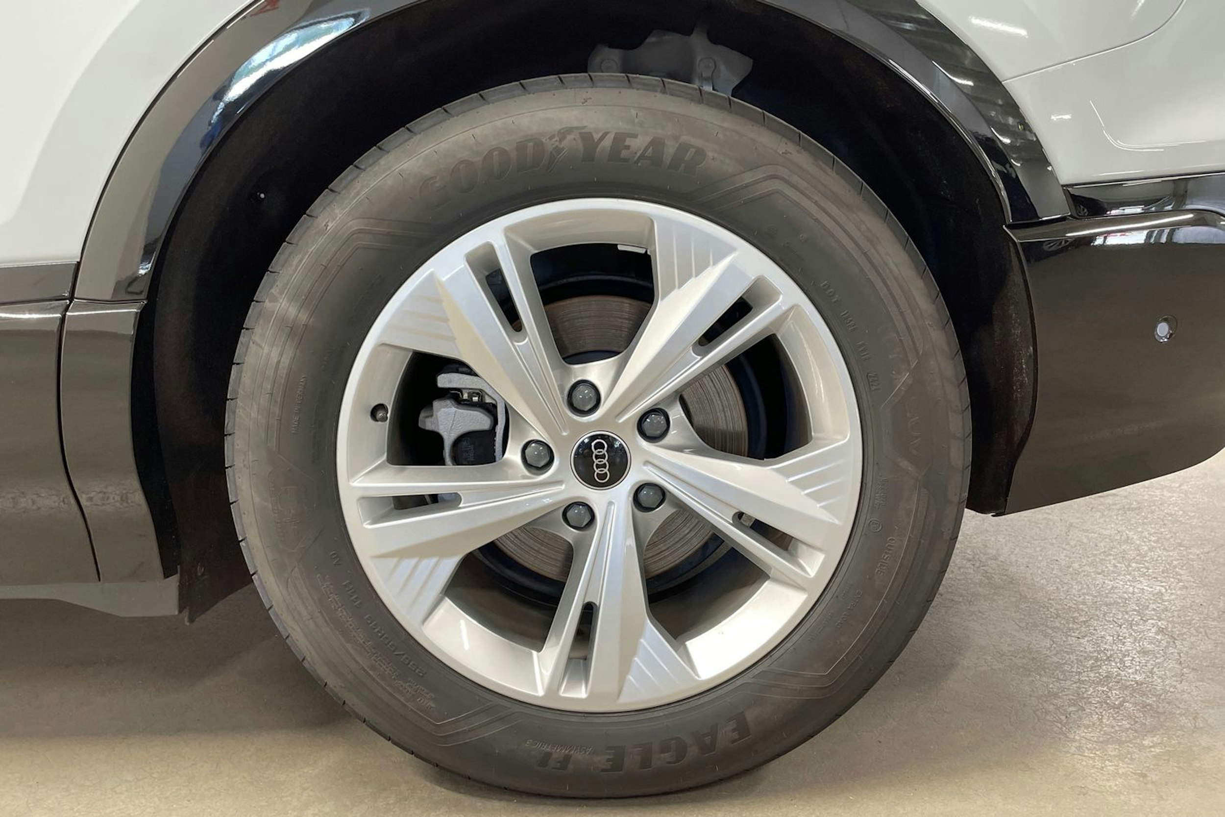 valkoinen Audi Q6 e-tron 2025 kuva 10.