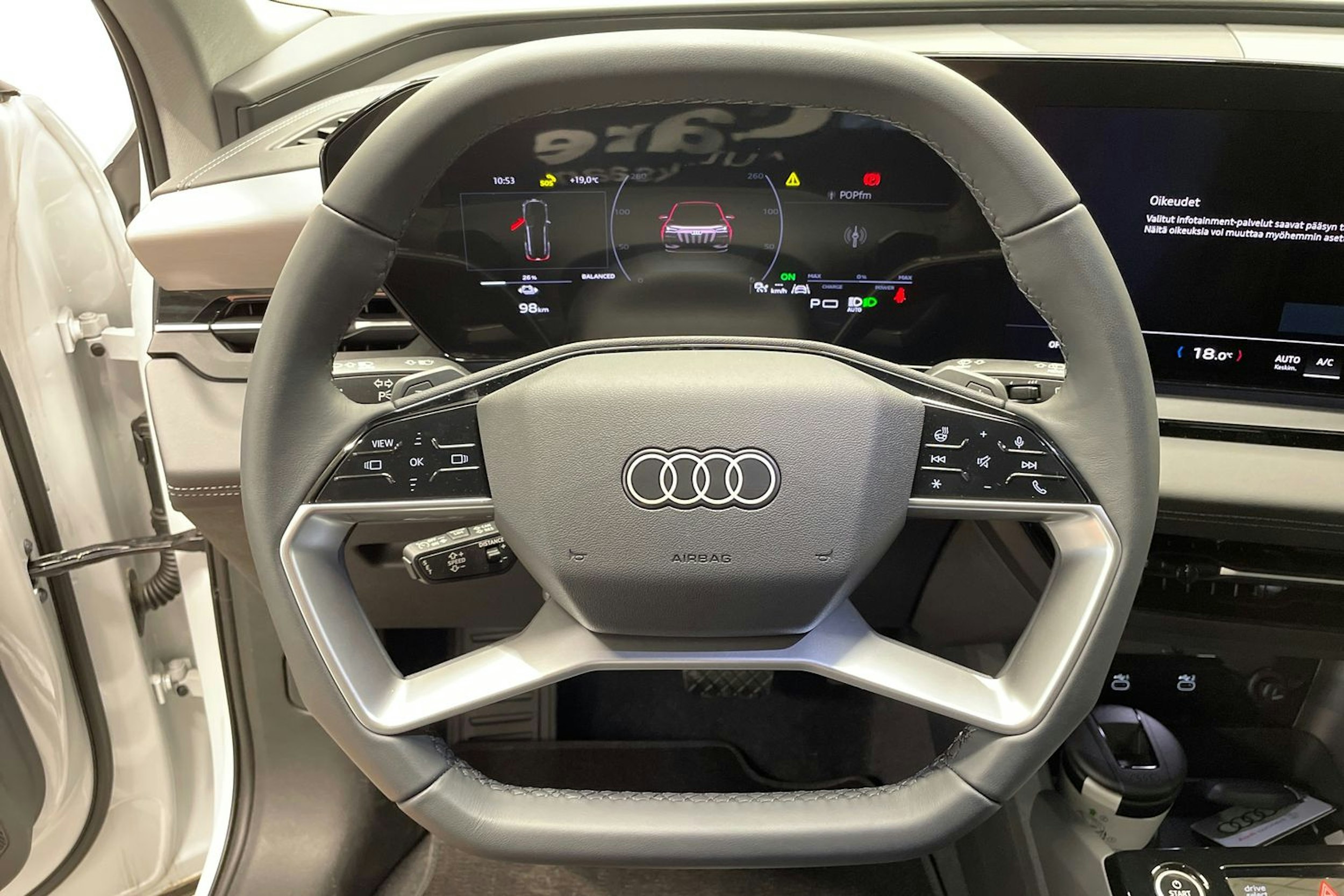 valkoinen Audi Q6 e-tron 2025 kuva 11.