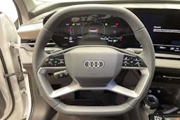 valkoinen Audi Q6 e-tron 2025 kuva 11.