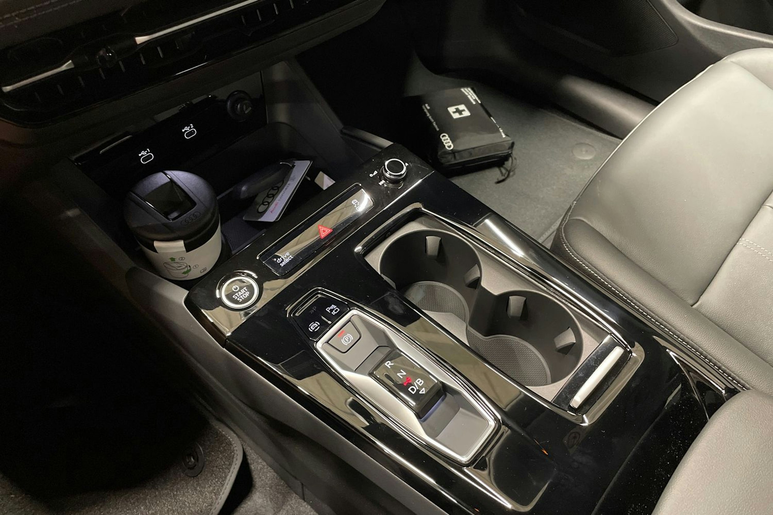 valkoinen Audi Q6 e-tron 2025 kuva 14.