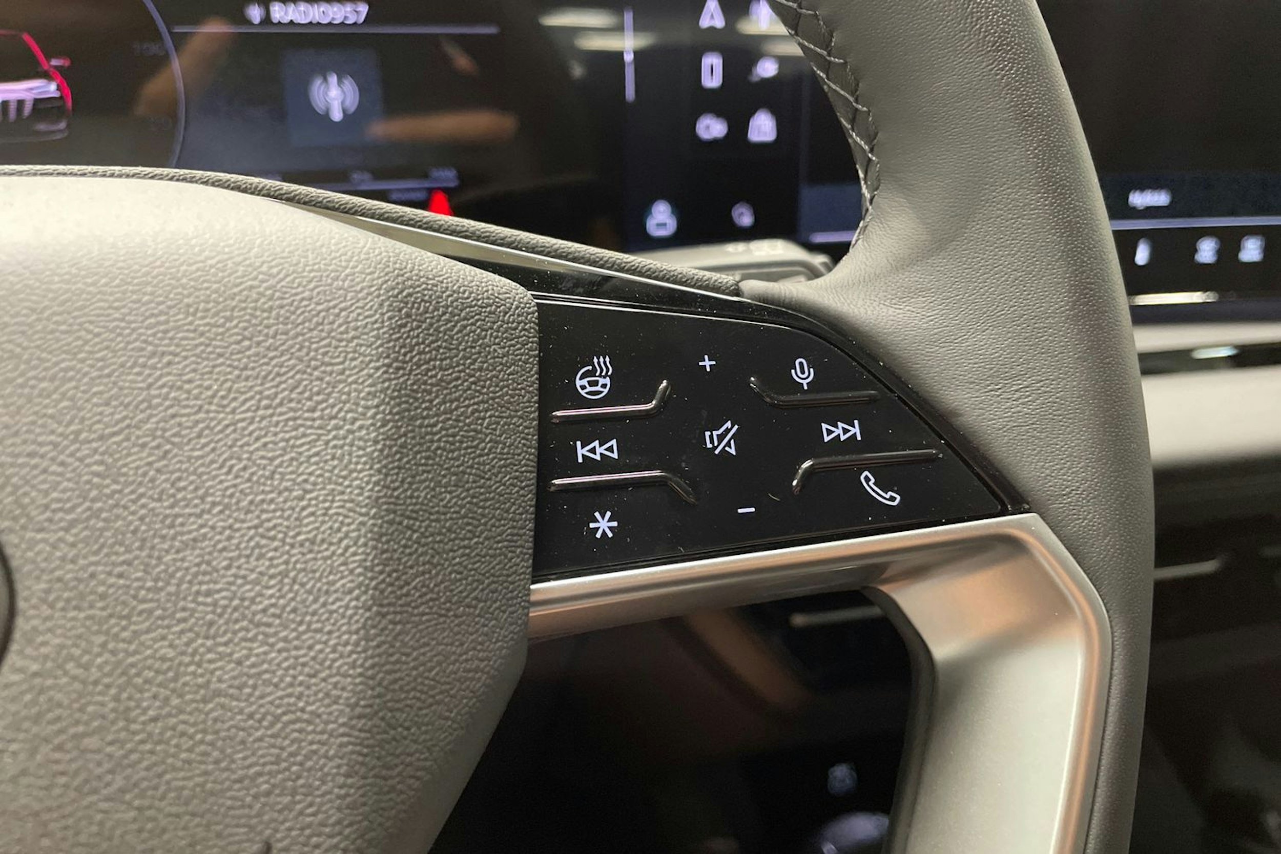 valkoinen Audi Q6 e-tron 2025 kuva 15.