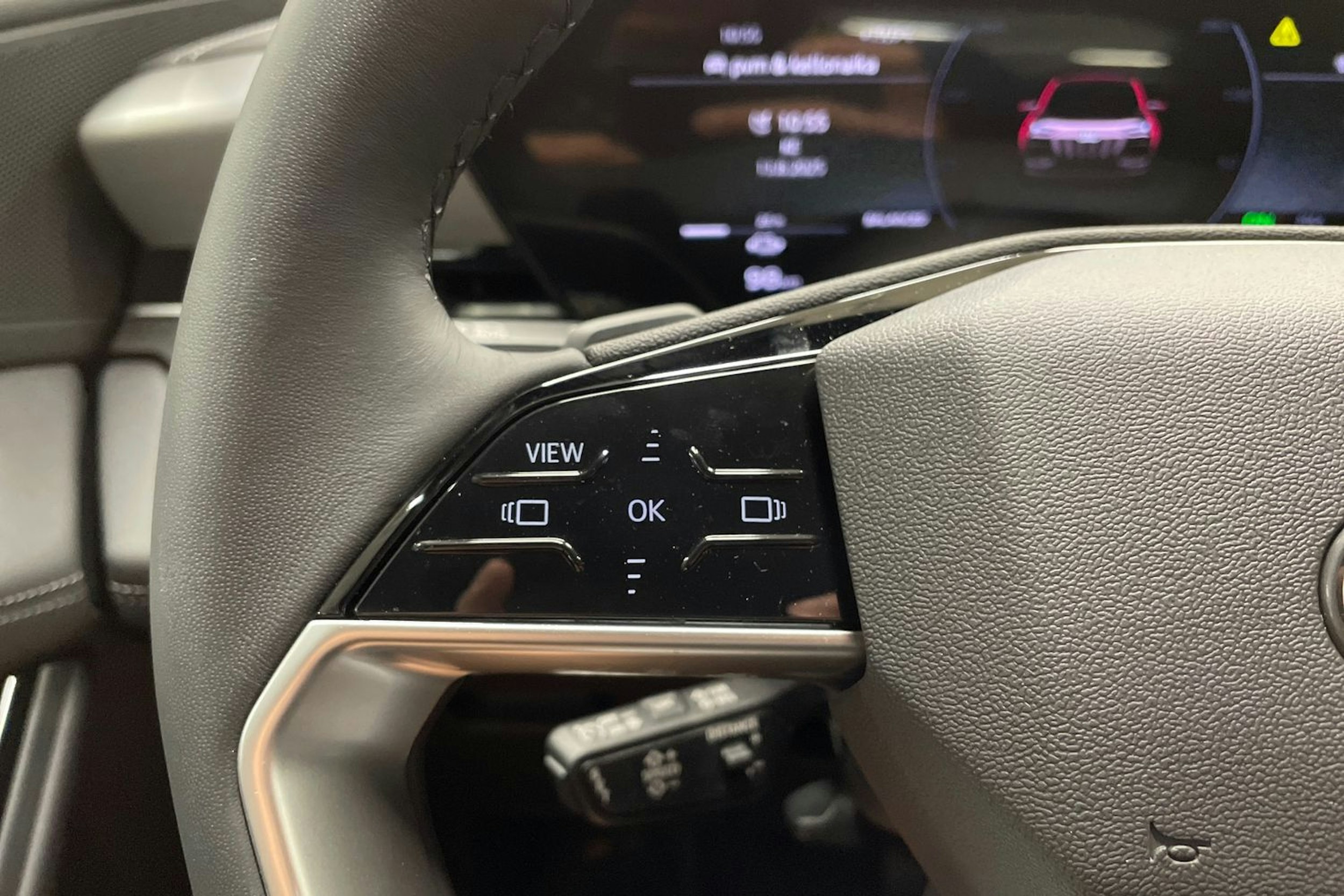 valkoinen Audi Q6 e-tron 2025 kuva 16.