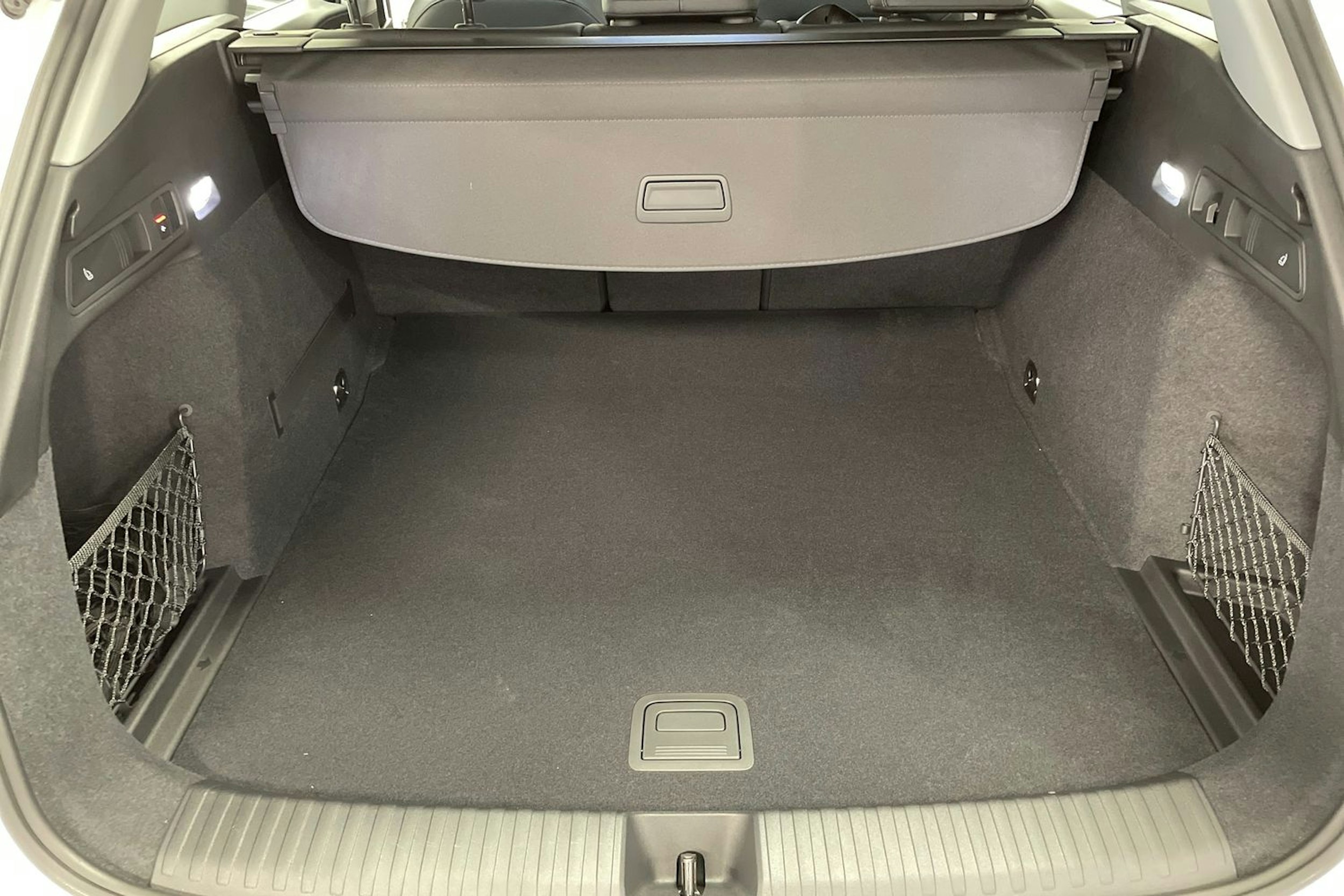 valkoinen Audi Q6 e-tron 2025 kuva 17.