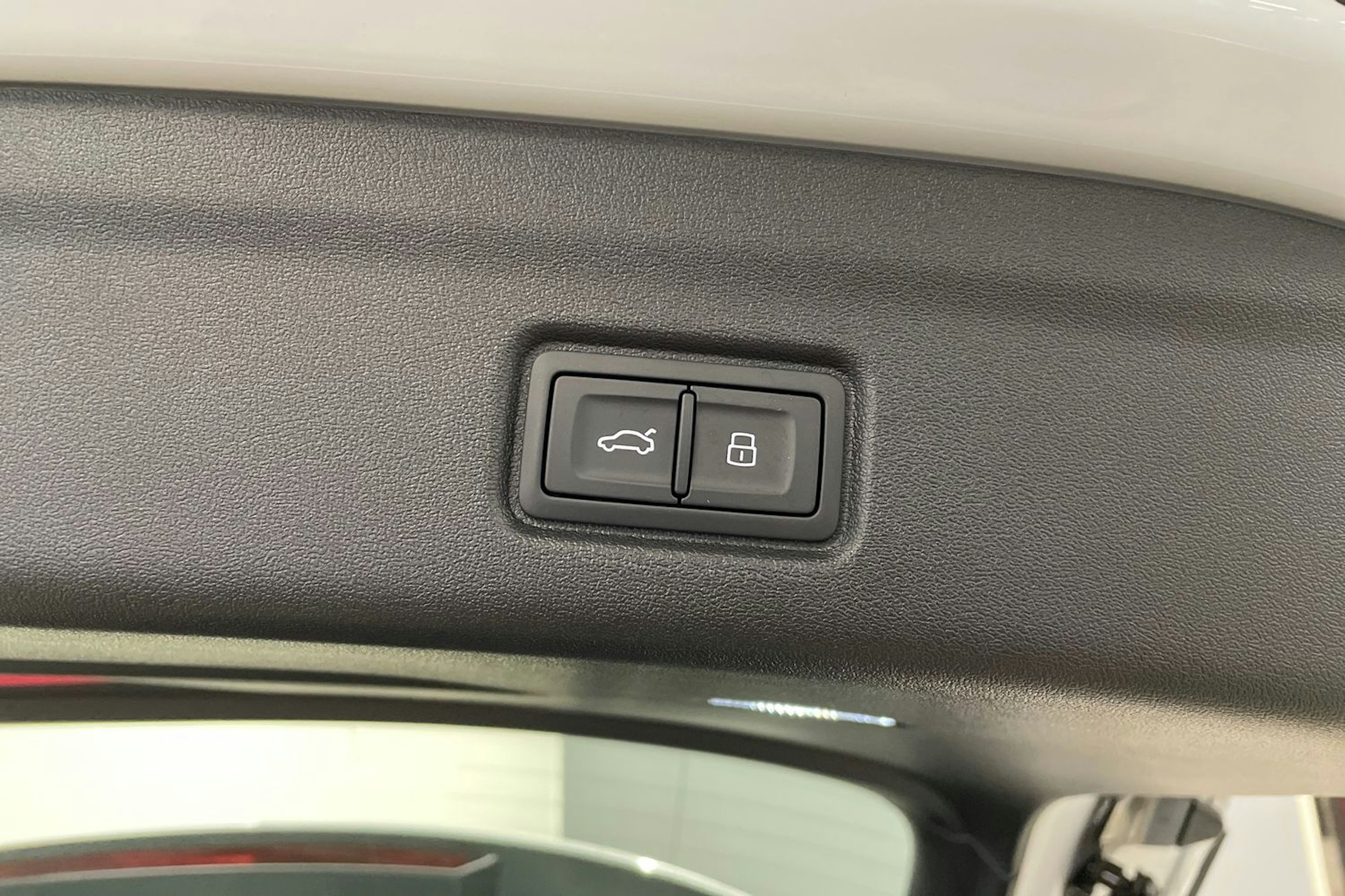 valkoinen Audi Q6 e-tron 2025 kuva 18.