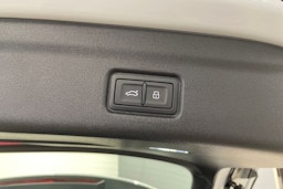 valkoinen Audi Q6 e-tron 2025 kuva 18.