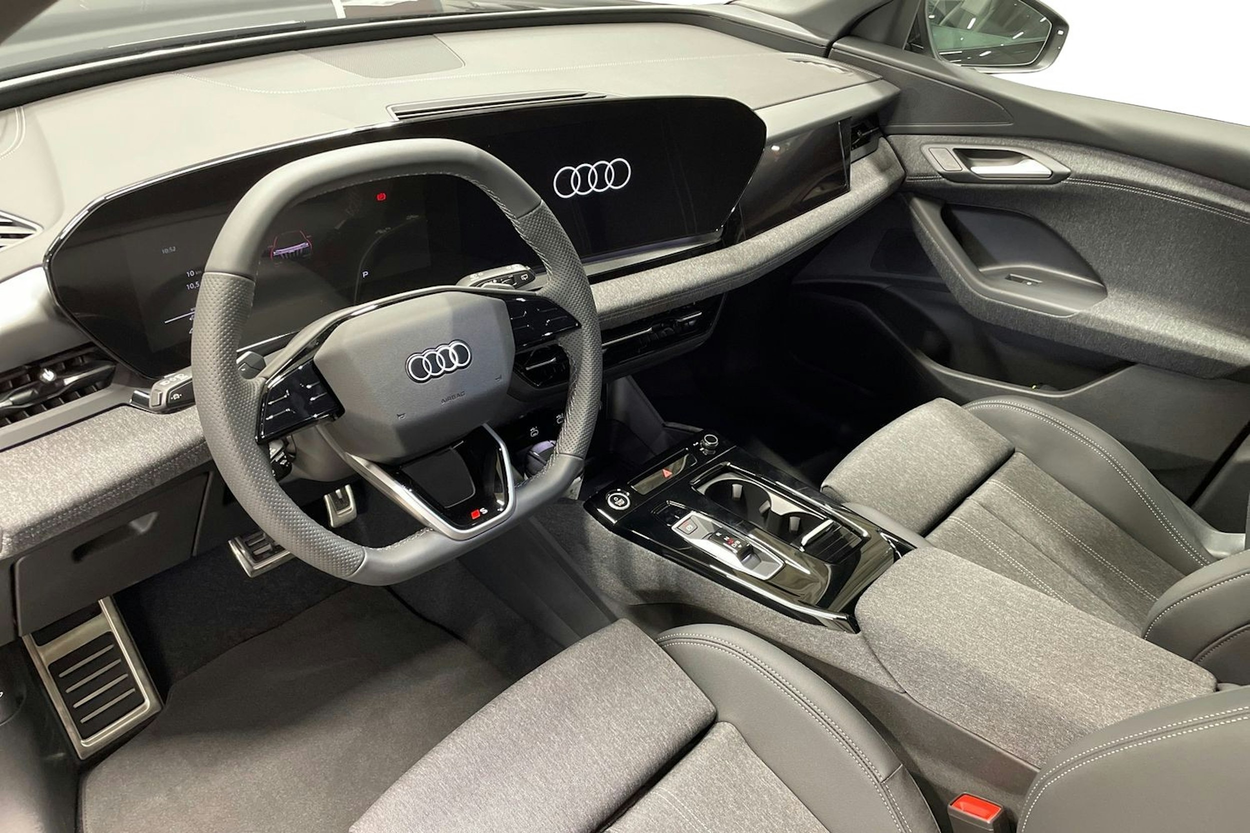musta Audi Q6 e-tron 2025 kuva 7.