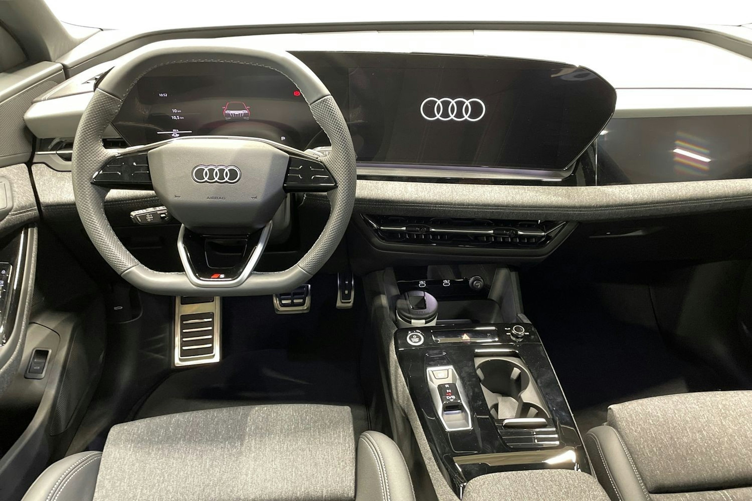 musta Audi Q6 e-tron 2025 kuva 9.