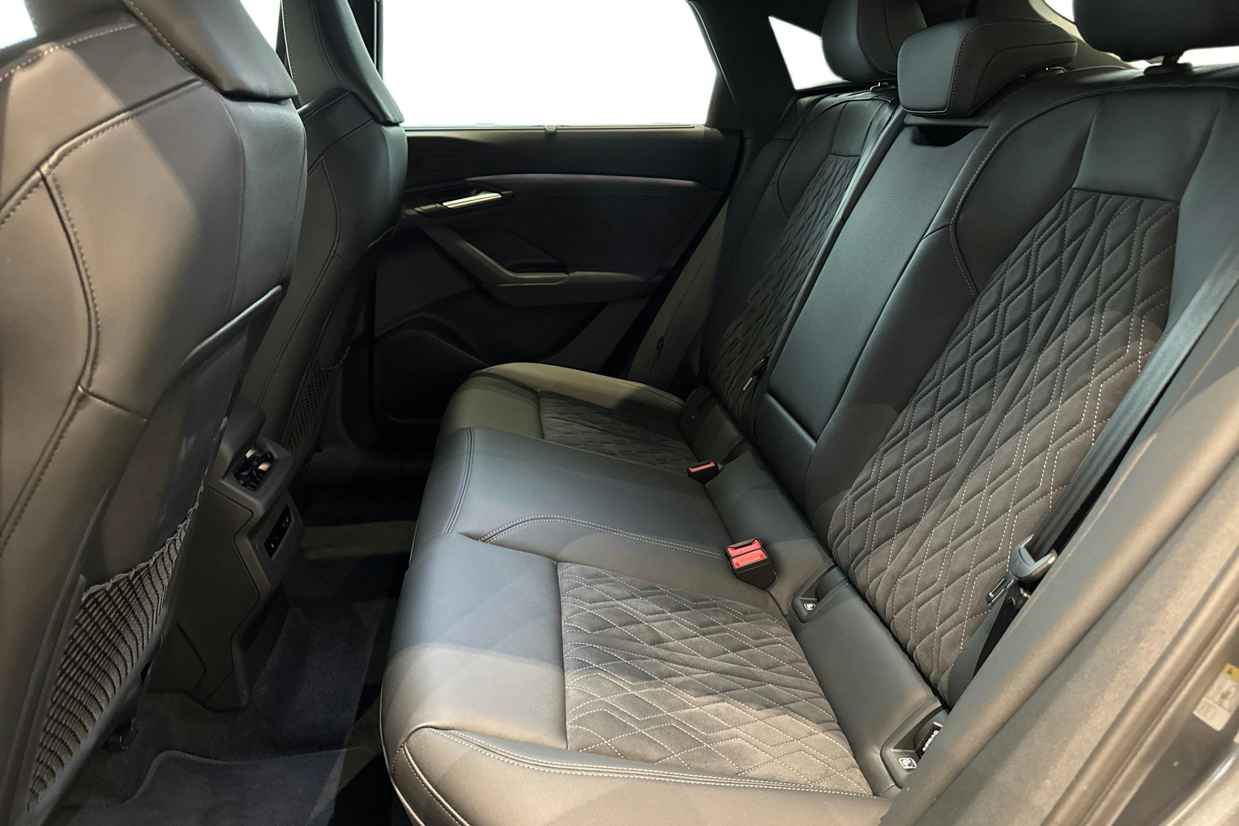 harmaa Audi Q6 e-tron 2025 kuva 8.