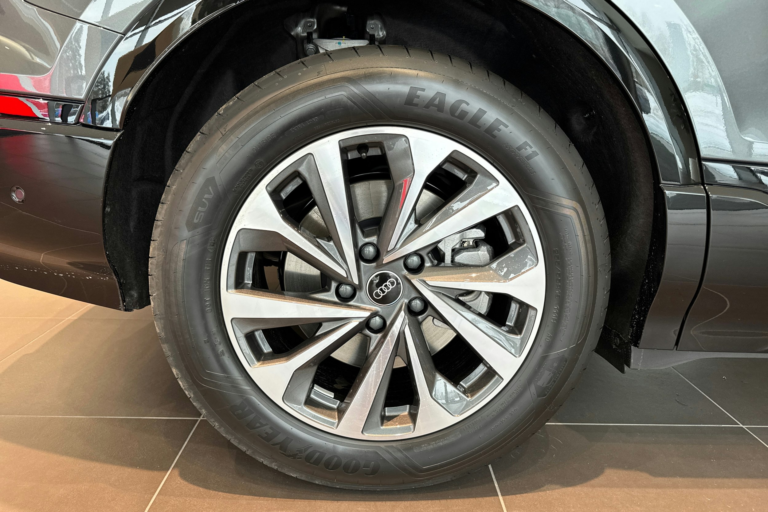 harmaa Audi Q6 e-tron 2025 kuva 10.