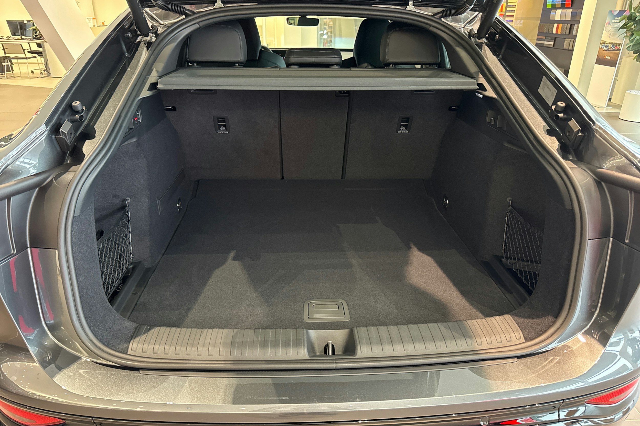 harmaa Audi Q6 e-tron 2025 kuva 11.