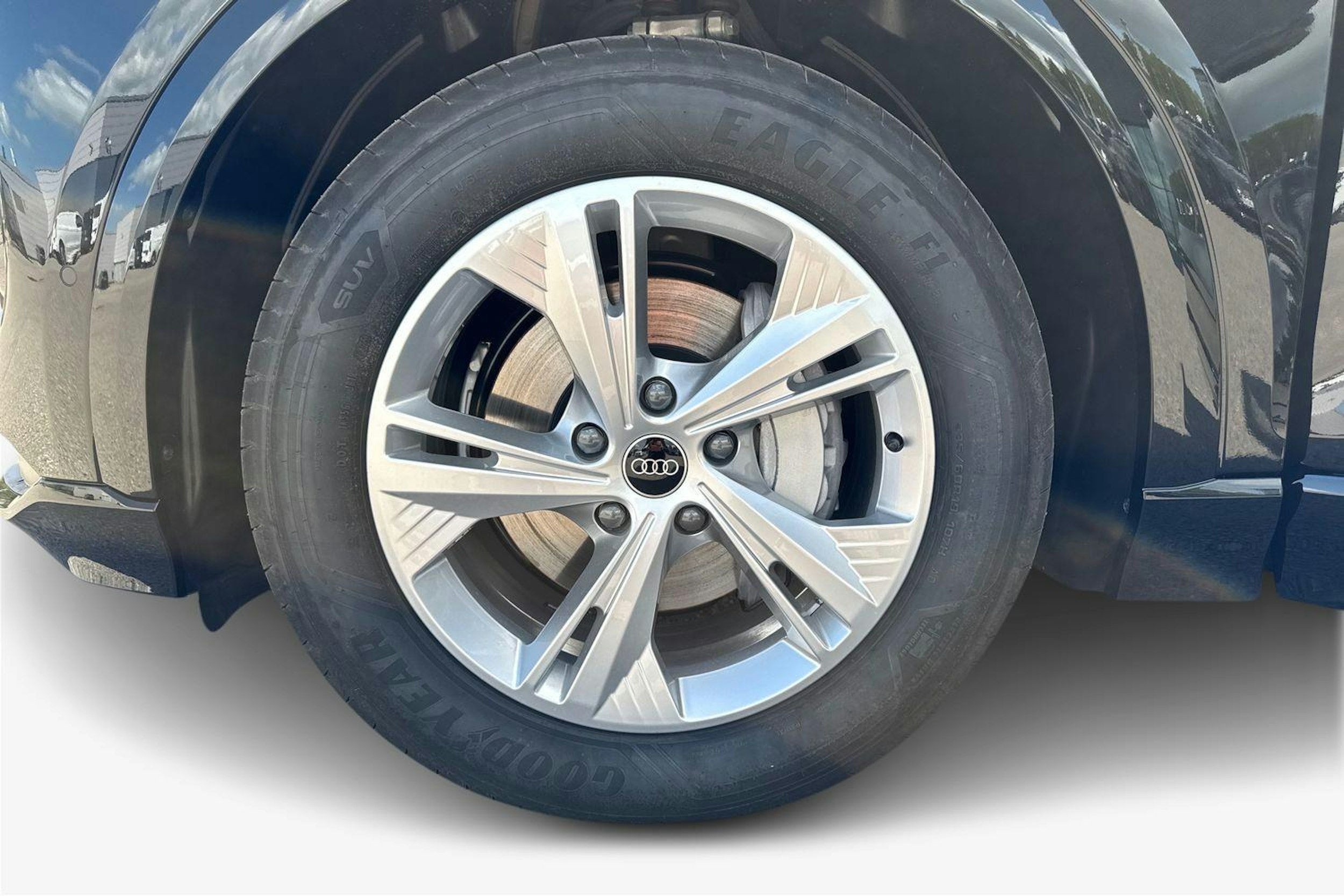 musta Audi Q6 e-tron 2025 kuva 9.