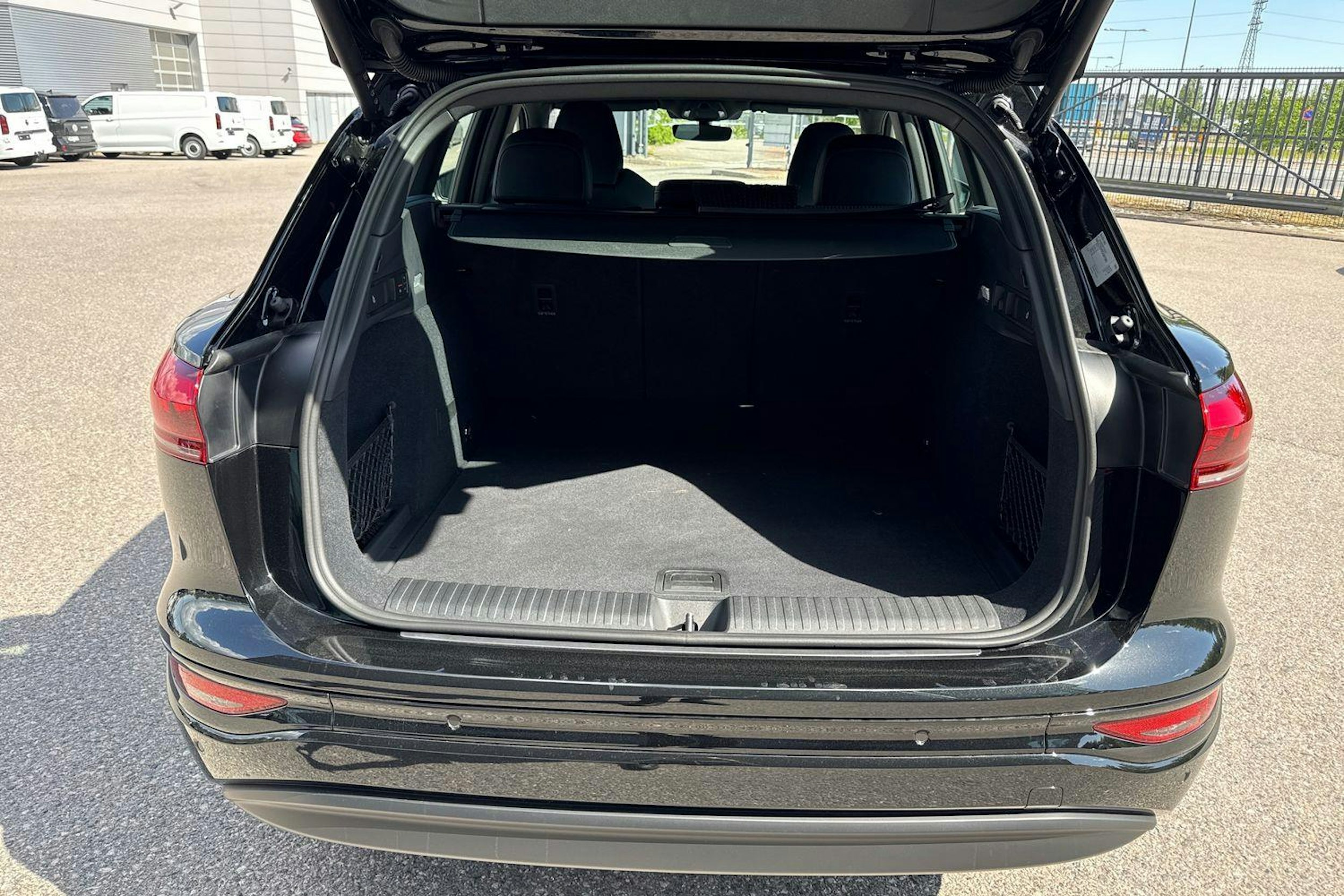 musta Audi Q6 e-tron 2025 kuva 11.