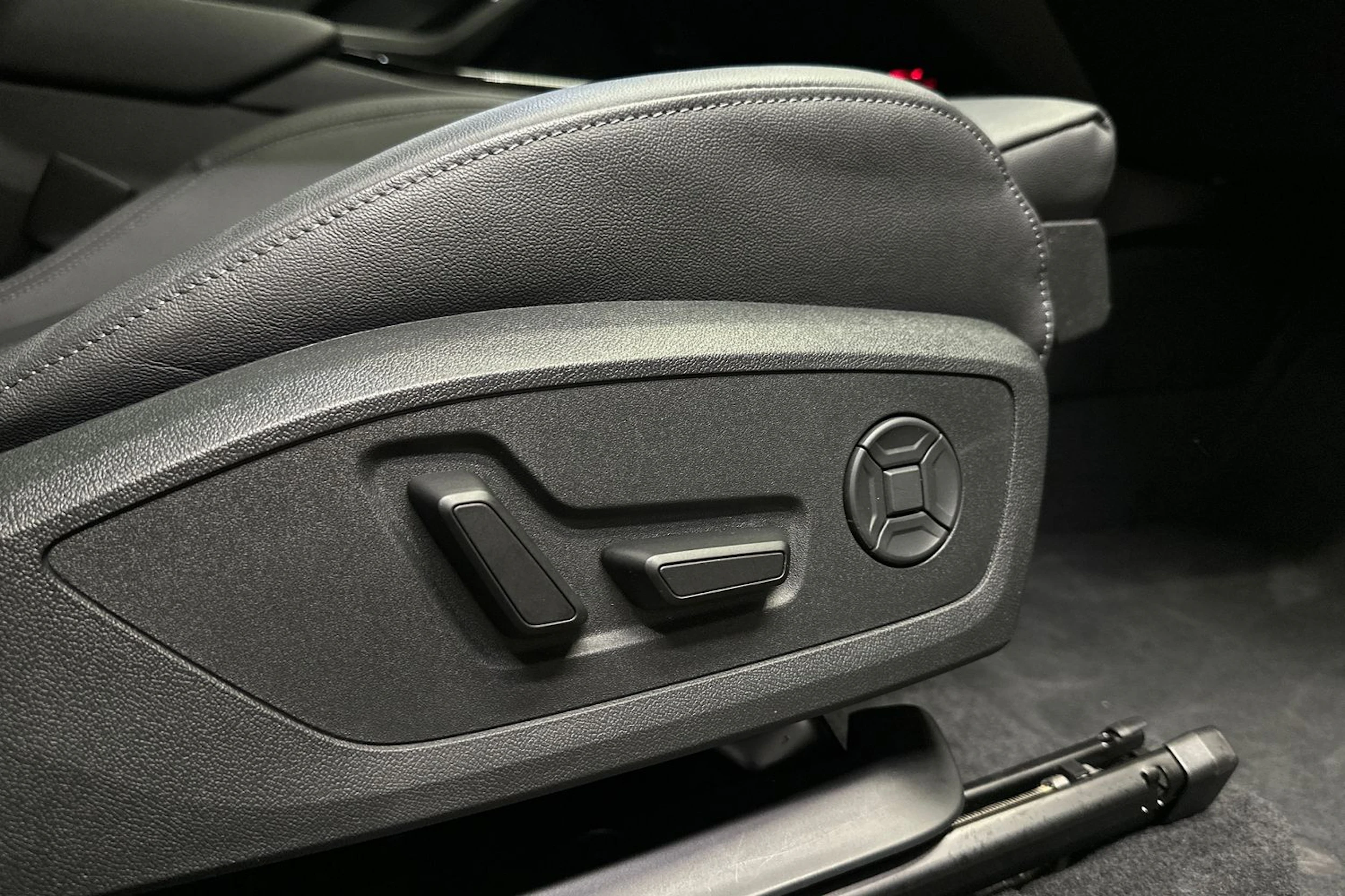 harmaa Audi Q6 e-tron 2025 kuva 11.