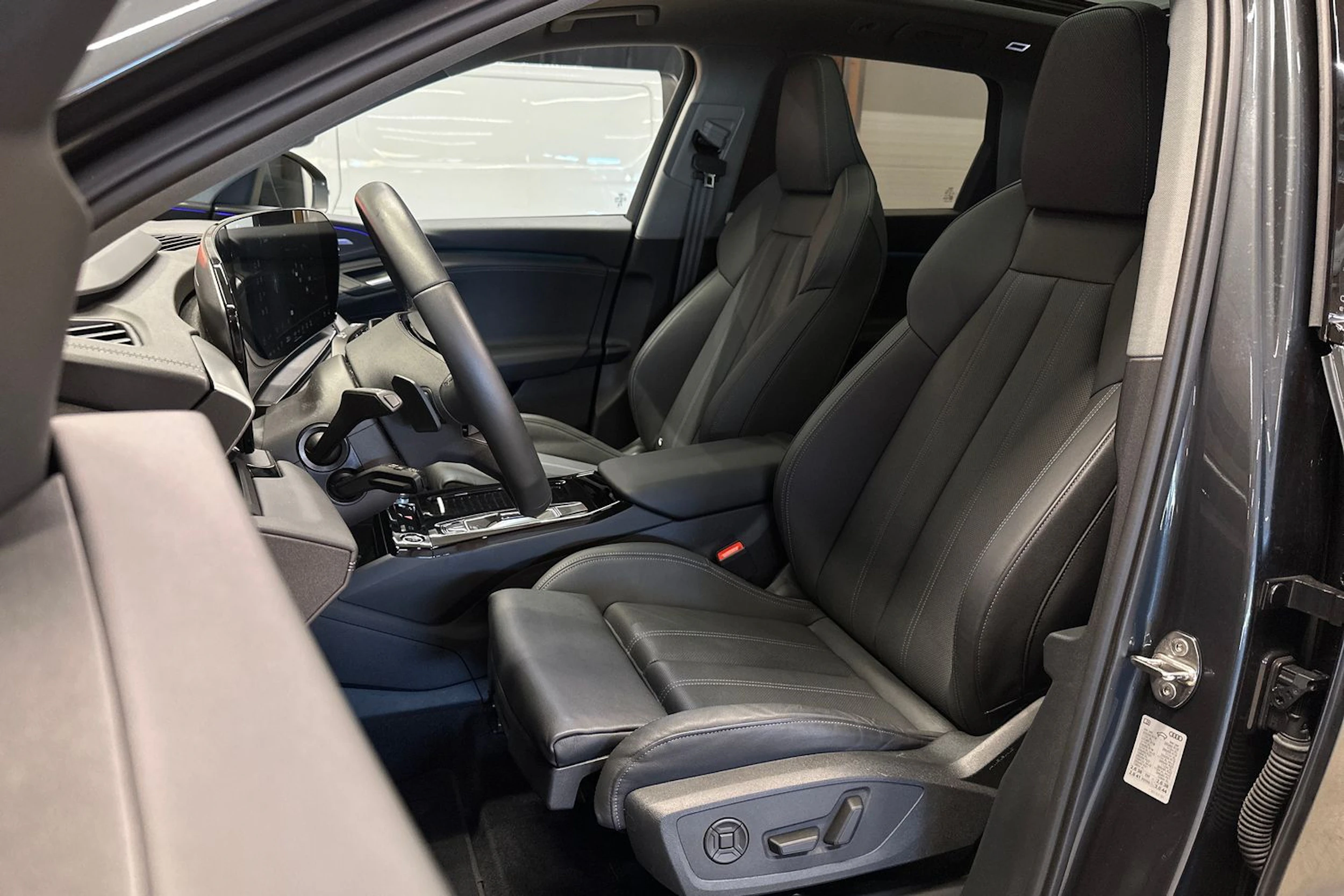 harmaa Audi Q6 e-tron 2025 kuva 14.