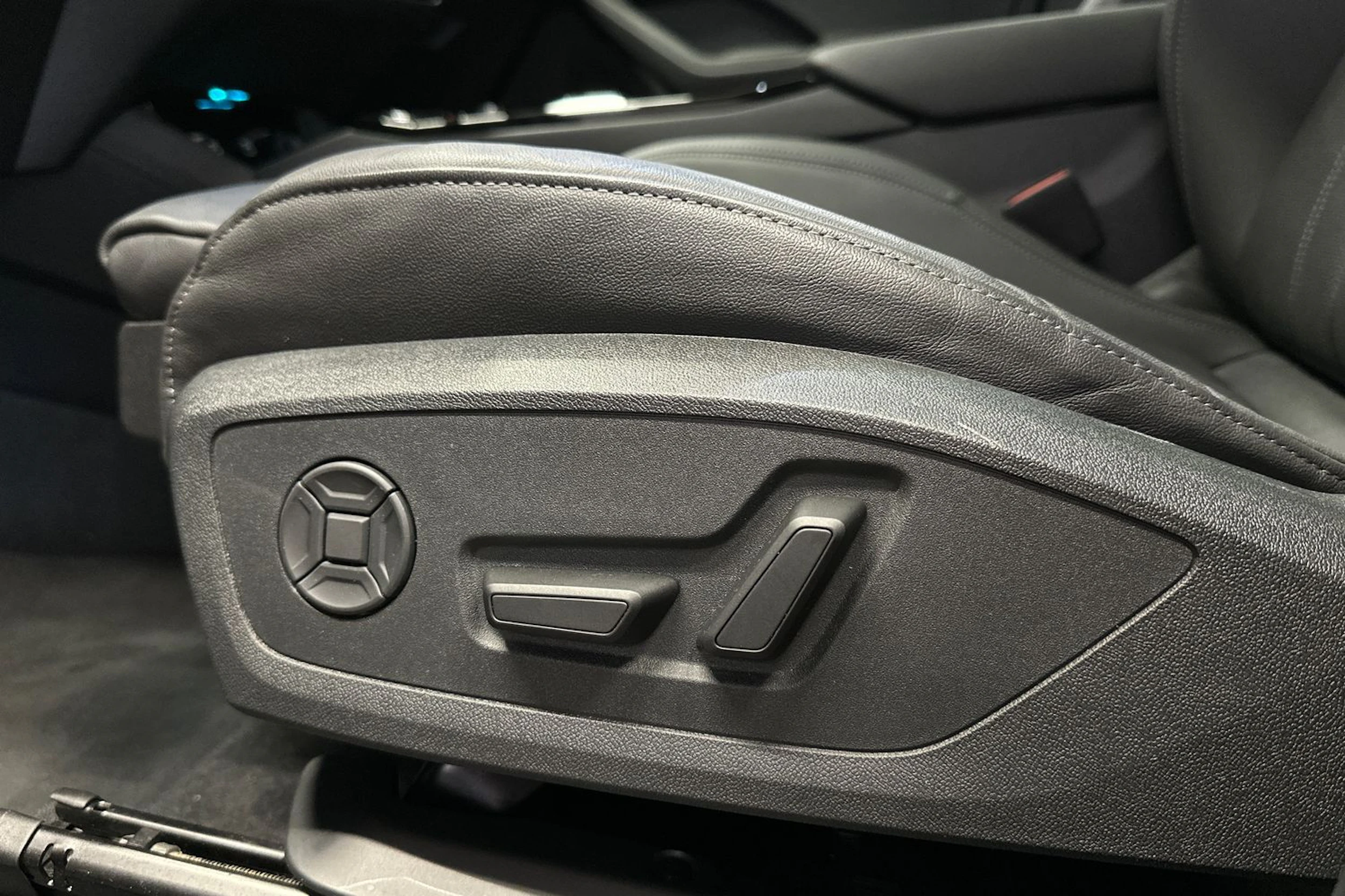 harmaa Audi Q6 e-tron 2025 kuva 15.