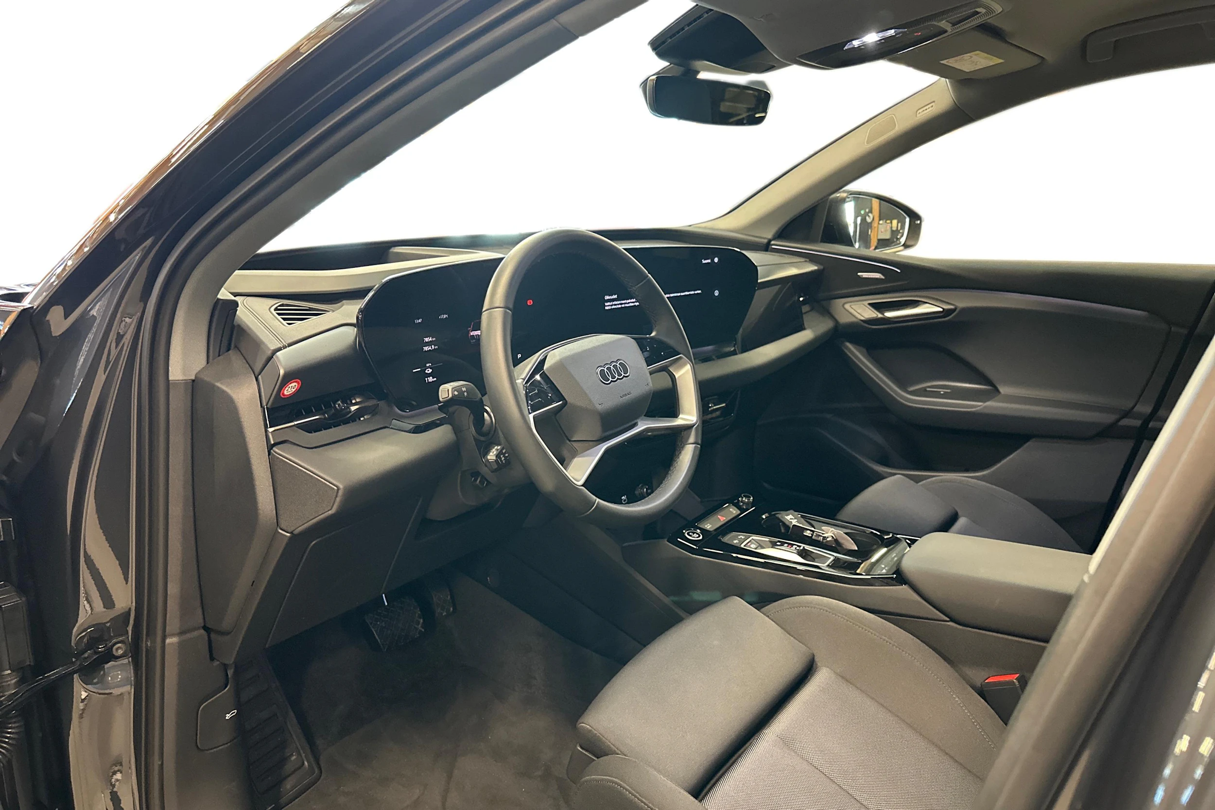 harmaa Audi Q6 e-tron 2025 kuva 3.