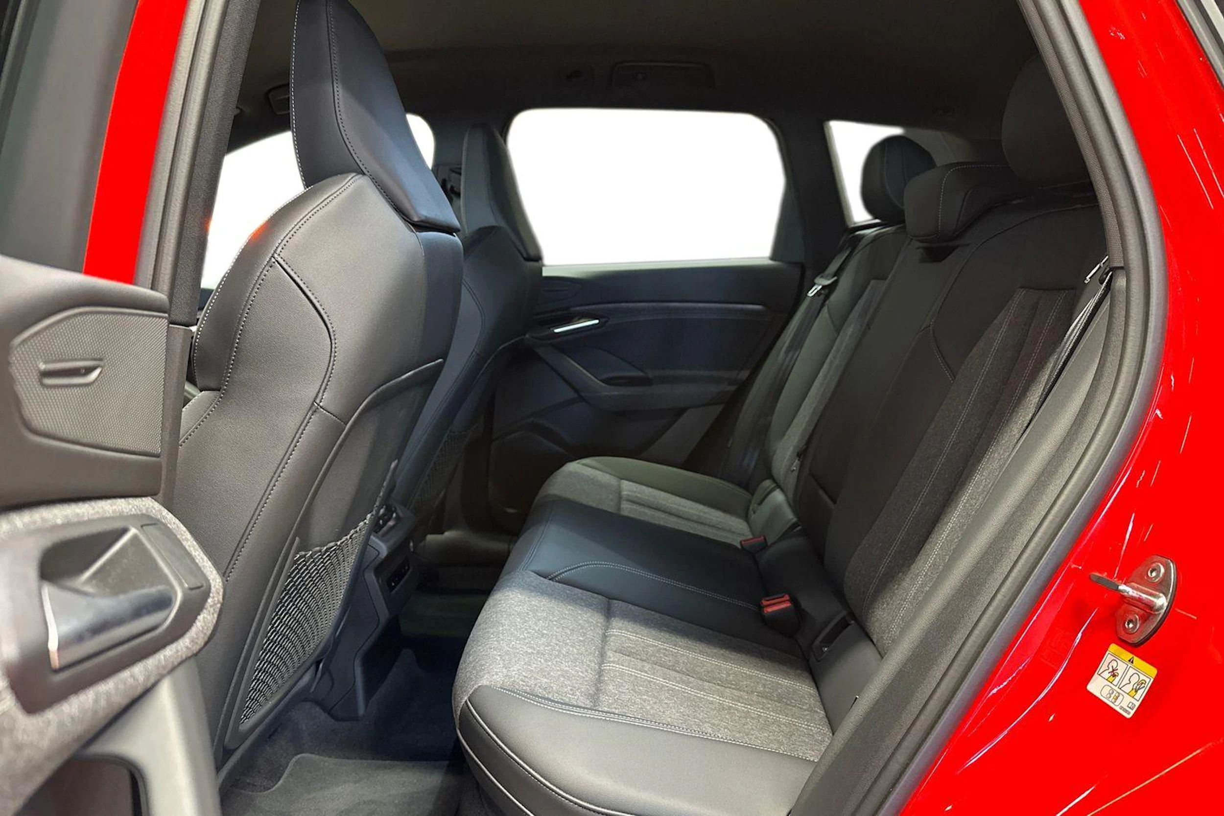 punainen Audi Q6 e-tron 2025 kuva 8.
