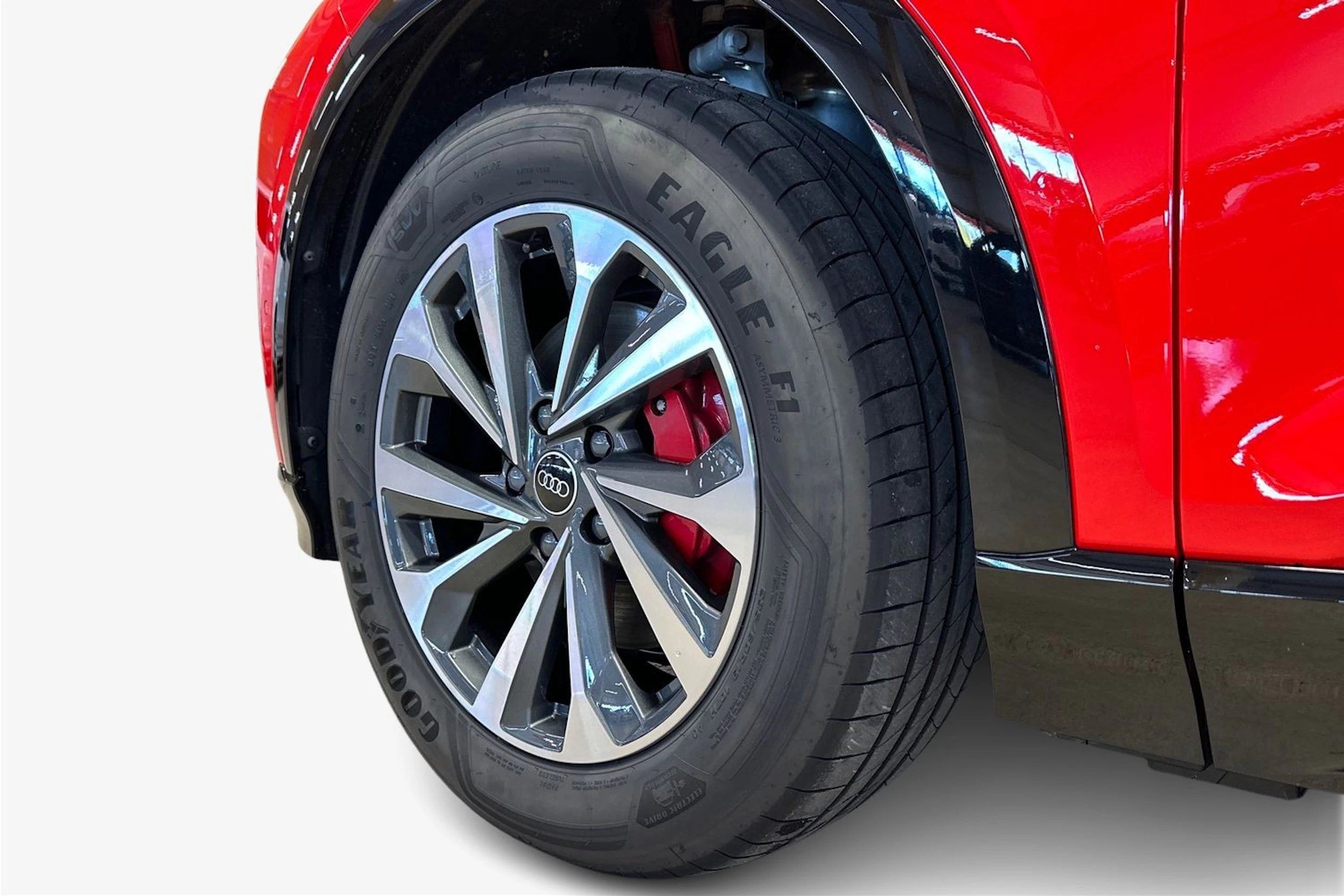 punainen Audi Q6 e-tron 2025 kuva 9.