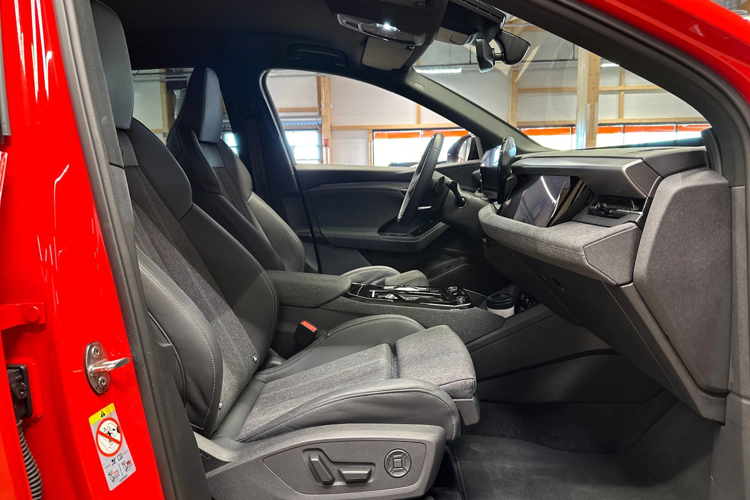 punainen Audi Q6 e-tron 2025 kuva 10.
