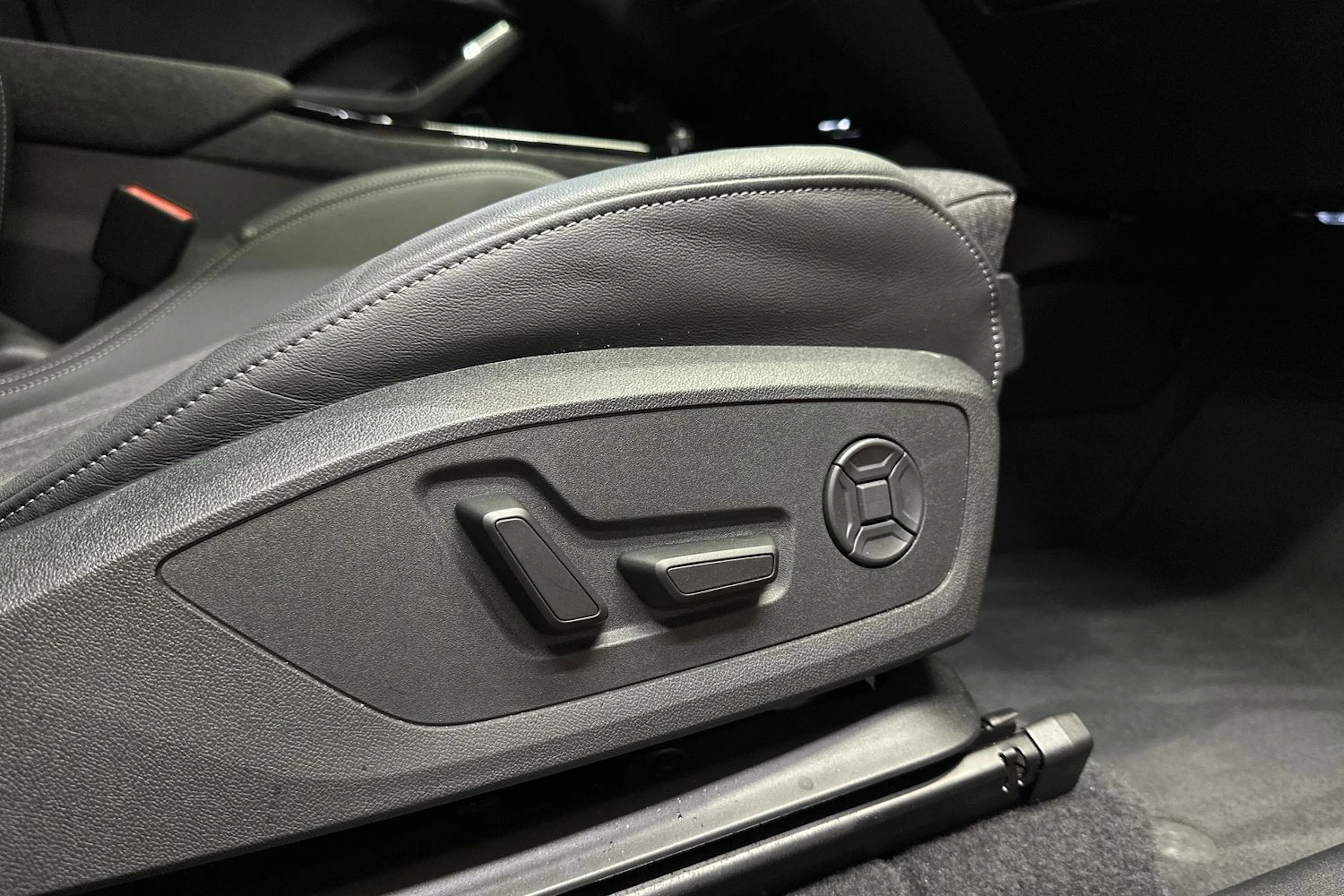 punainen Audi Q6 e-tron 2025 kuva 11.