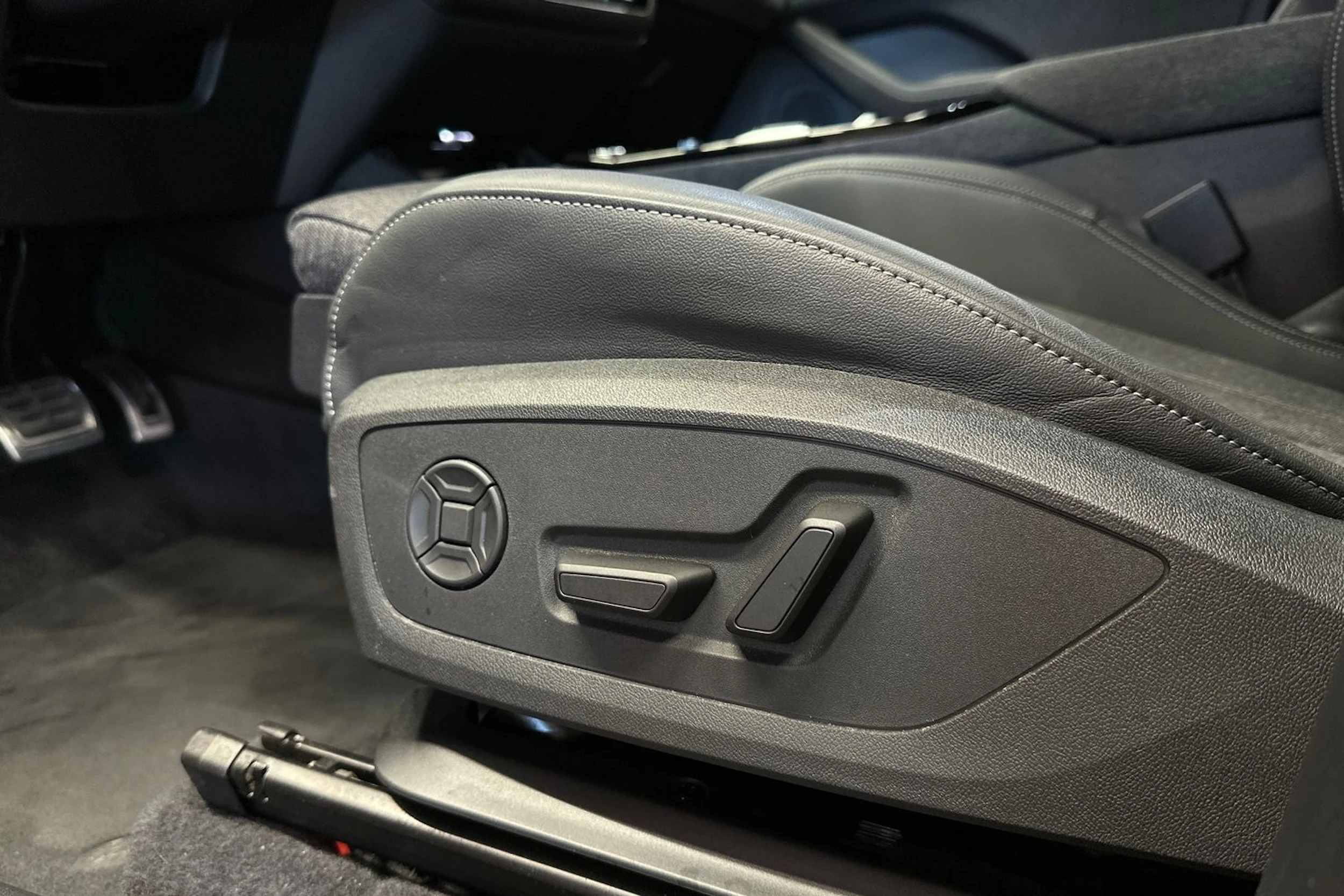 punainen Audi Q6 e-tron 2025 kuva 15.