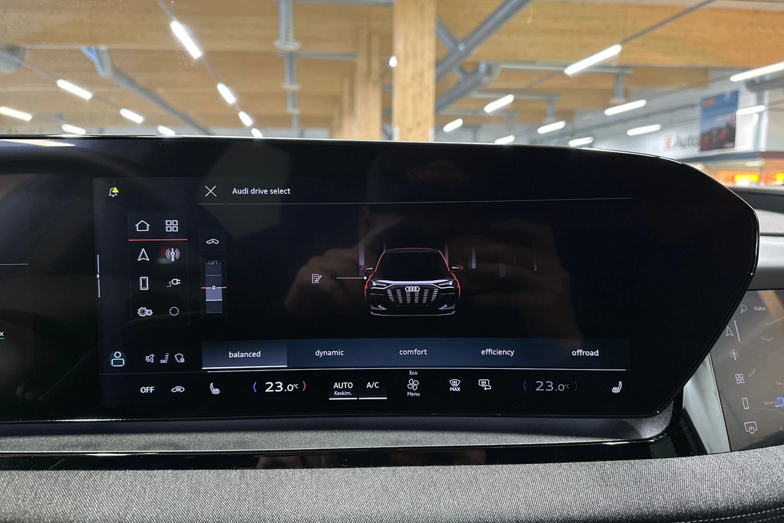 punainen Audi Q6 e-tron 2025 kuva 17.