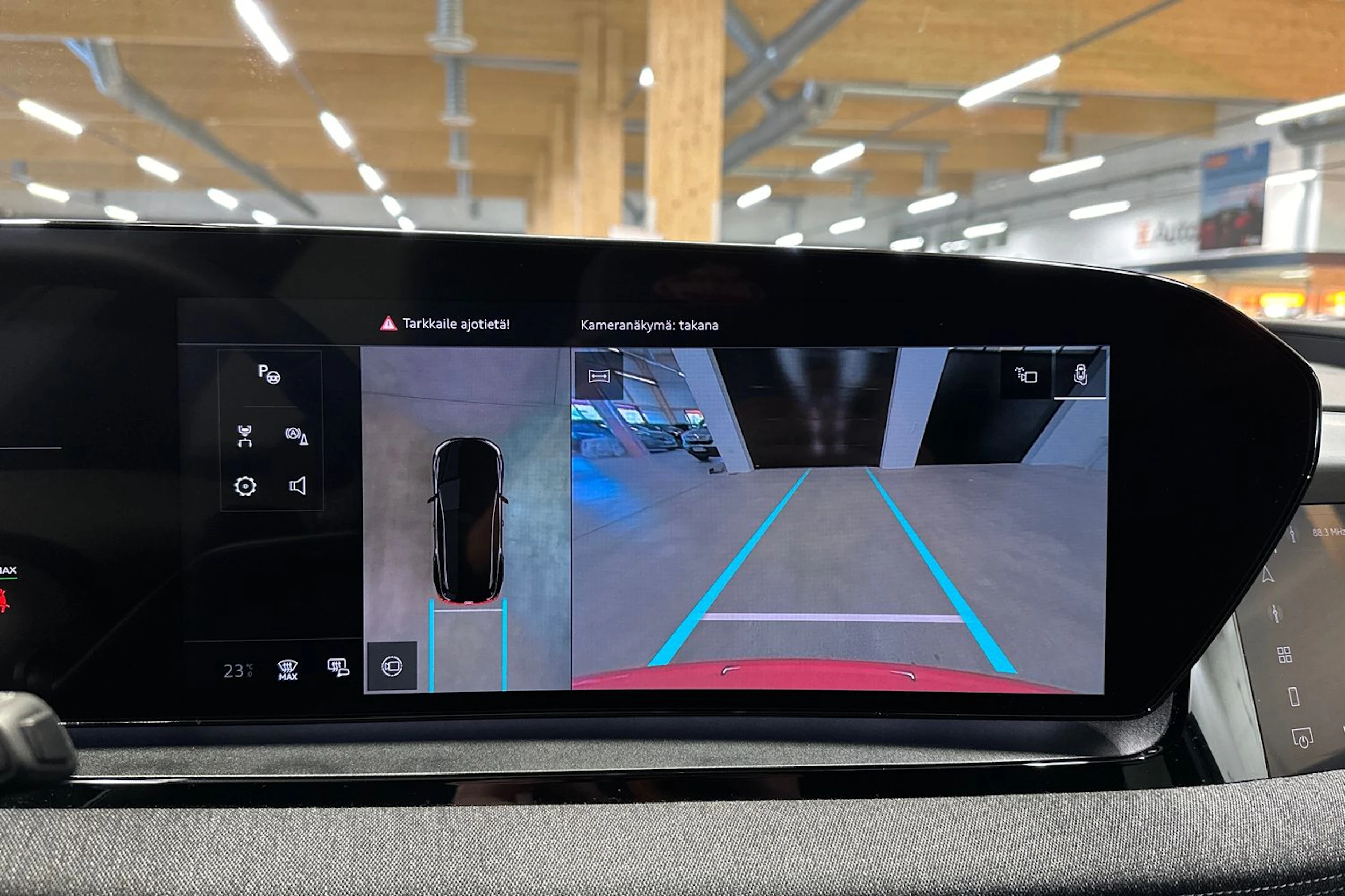 punainen Audi Q6 e-tron 2025 kuva 18.