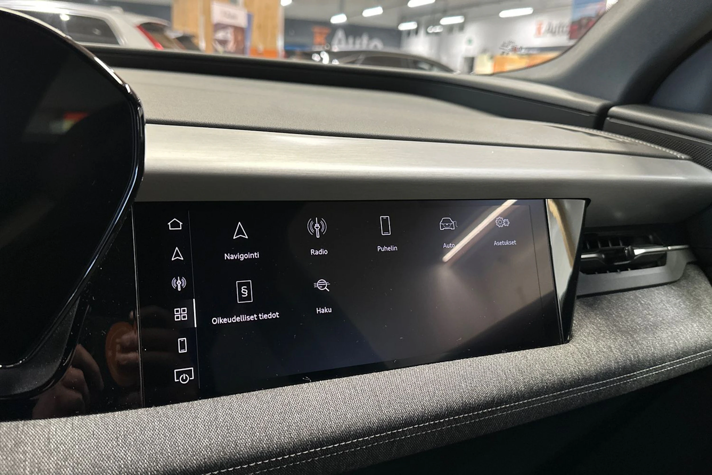 punainen Audi Q6 e-tron 2025 kuva 20.