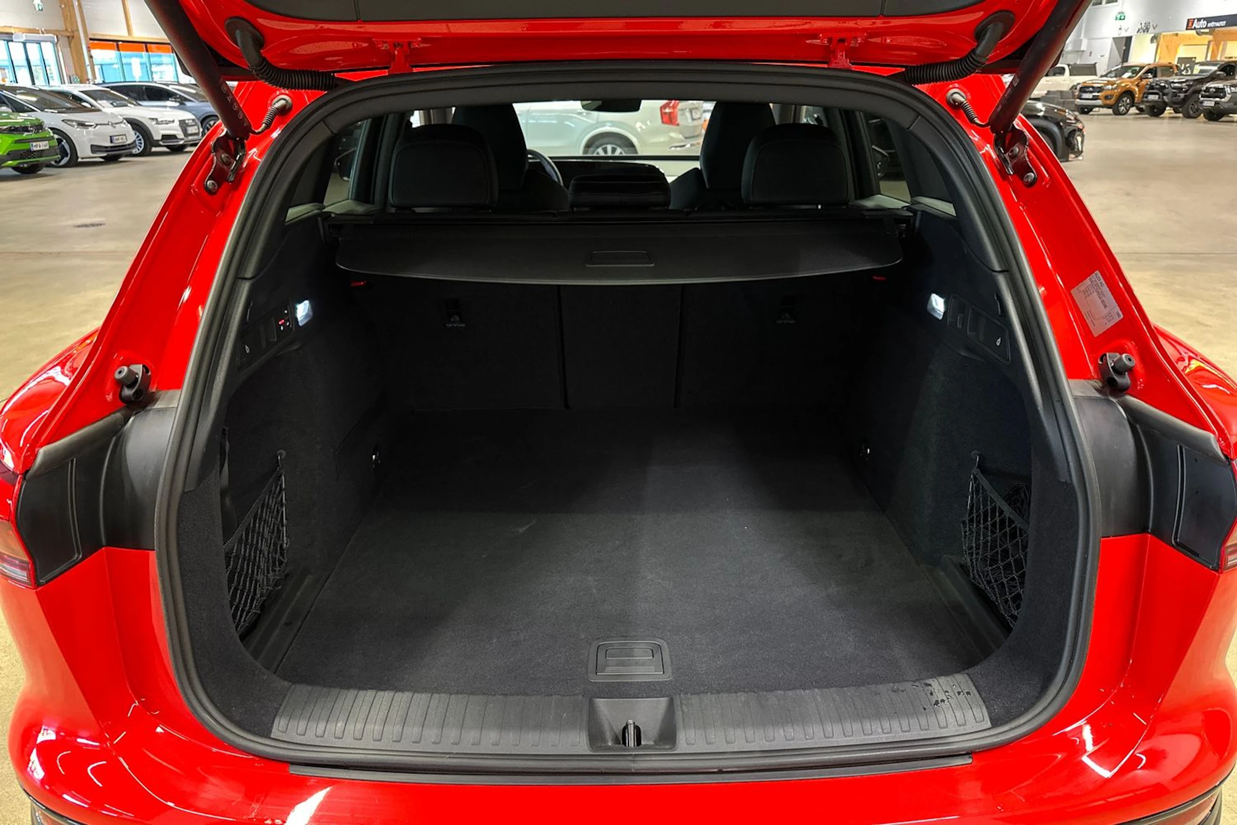 punainen Audi Q6 e-tron 2025 kuva 27.