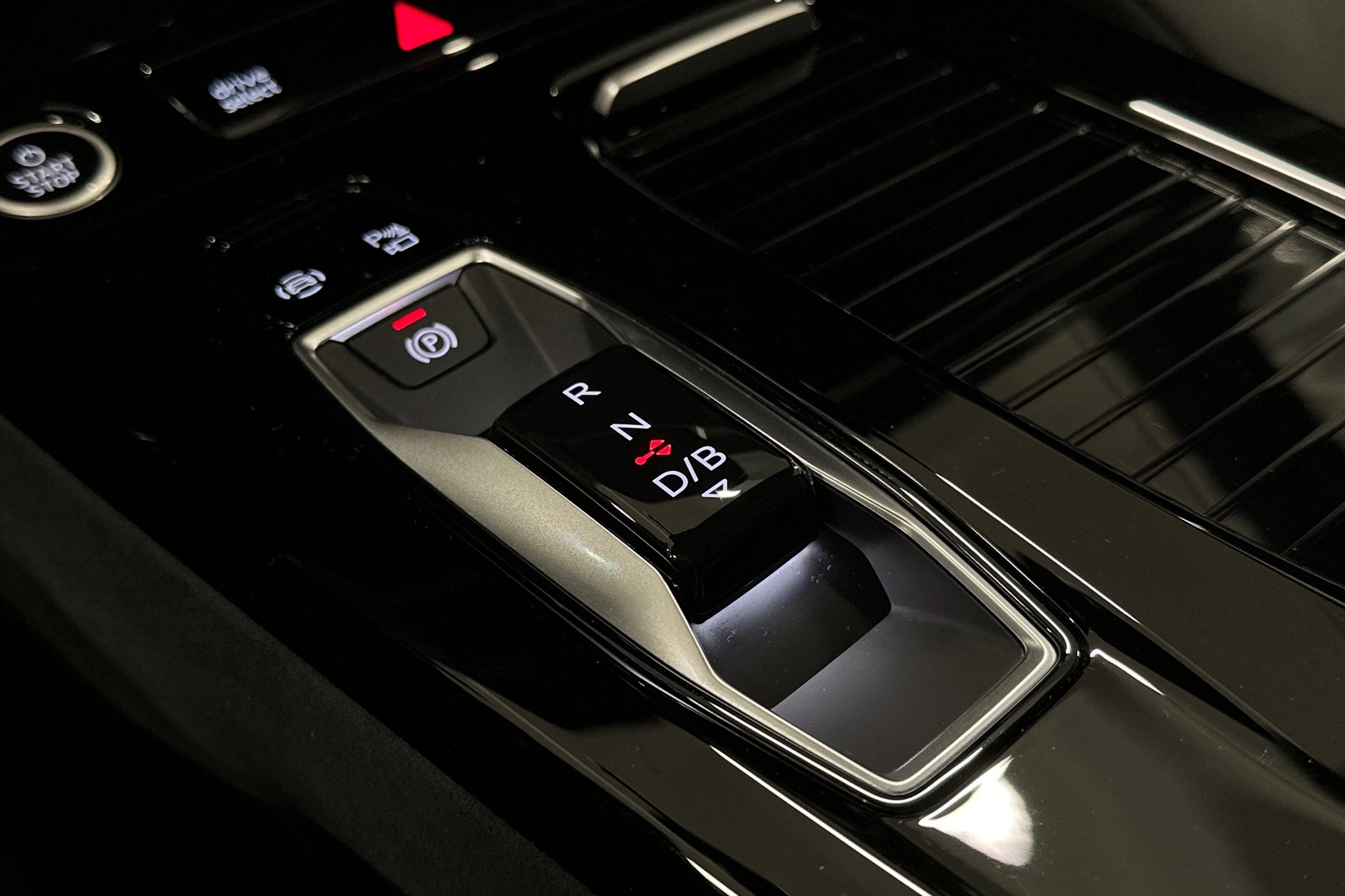 harmaa Audi Q6 e-tron 2025 kuva 34.