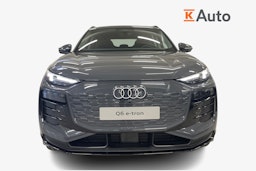 harmaa Audi Q6 e-tron 2025 kuva 3.