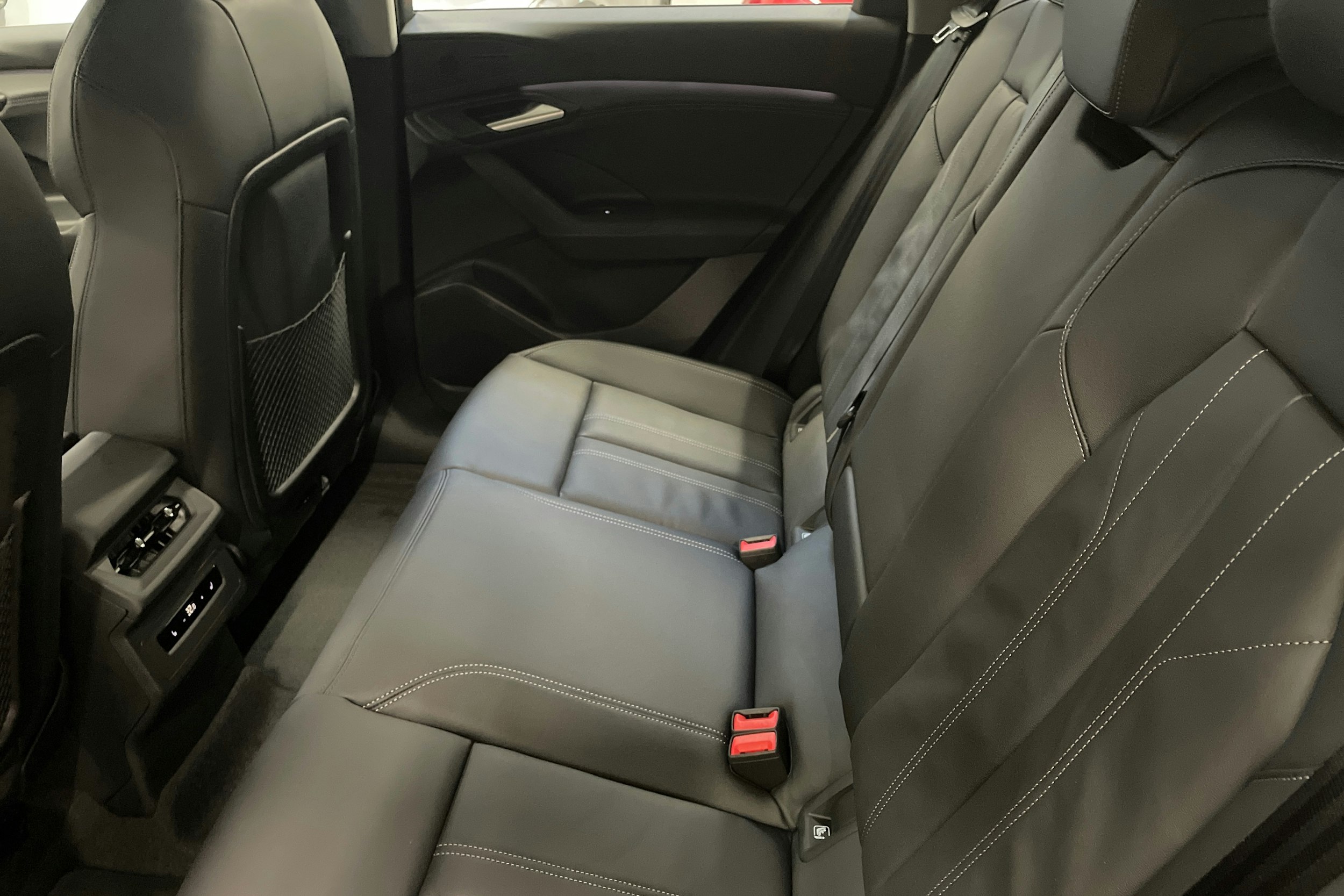 harmaa Audi Q6 e-tron 2025 kuva 8.