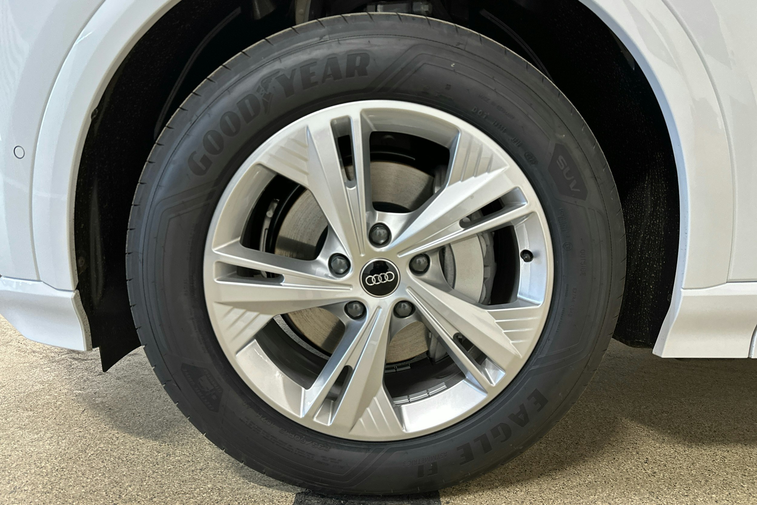 met. valkoinen Audi Q6 e-tron 2025 kuva 9.