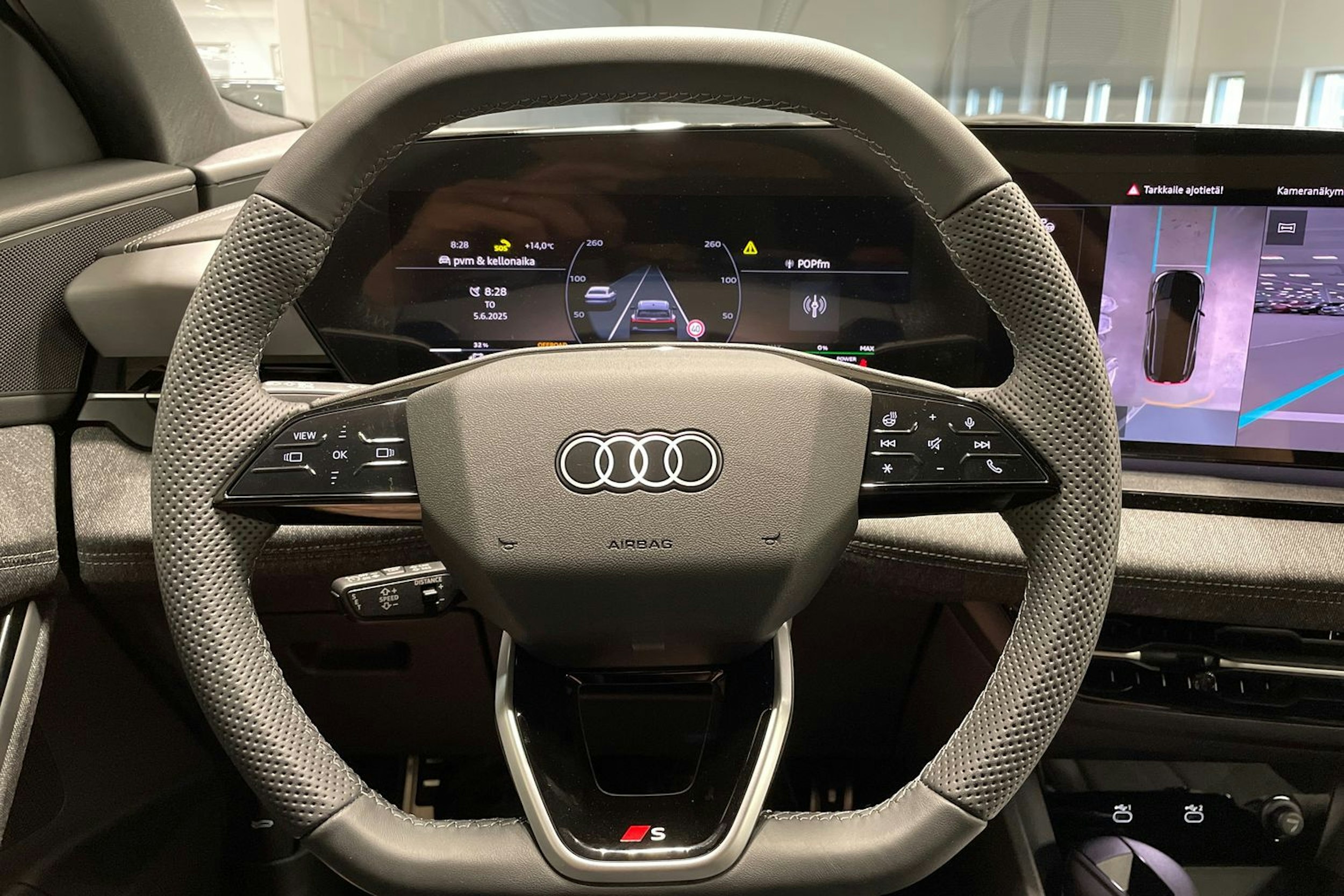 harmaa Audi Q6 e-tron 2025 kuva 16.