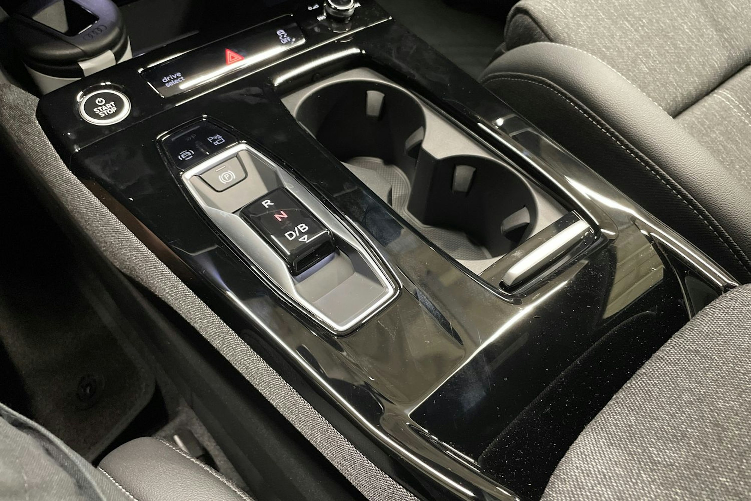 harmaa Audi Q6 e-tron 2025 kuva 17.