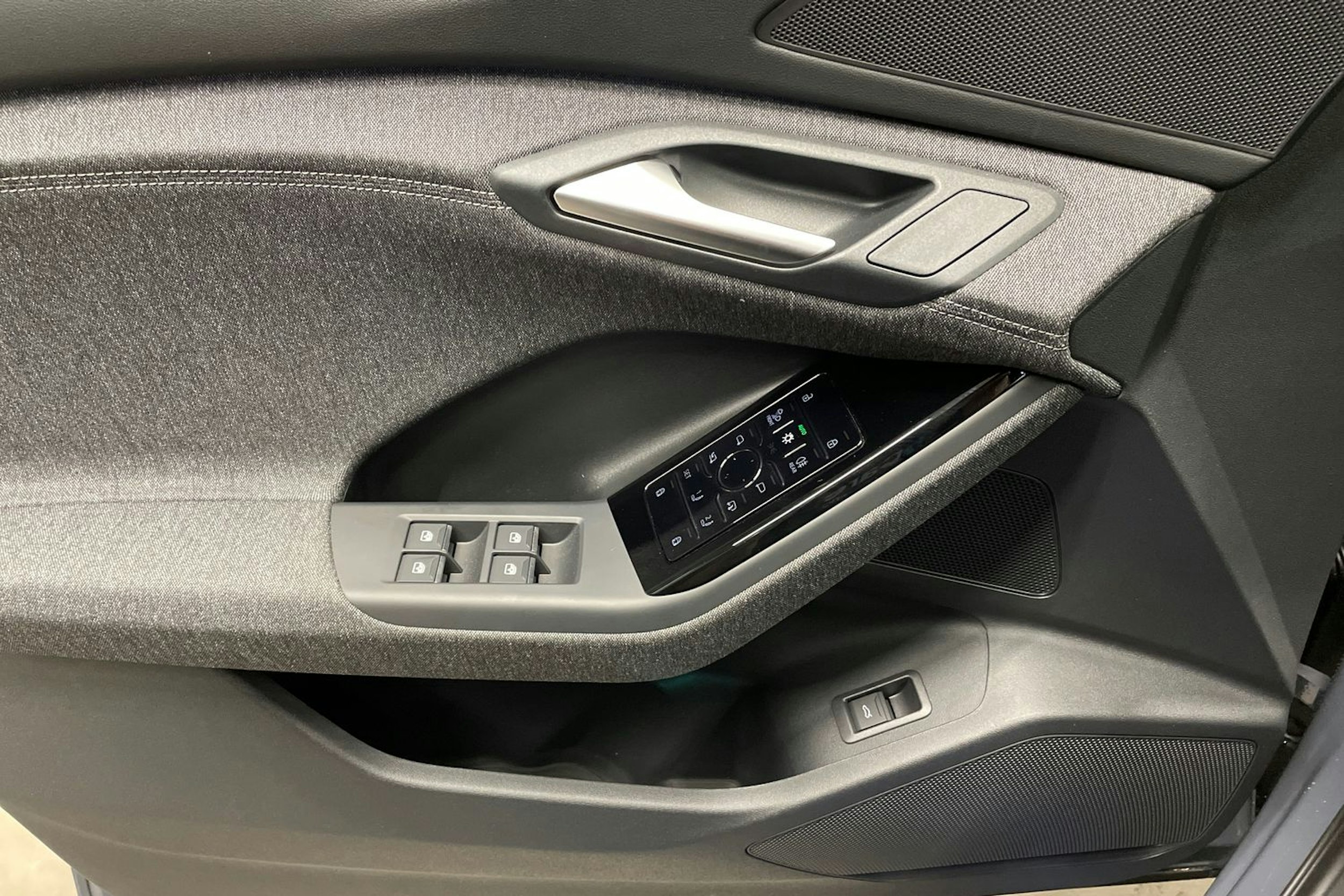 harmaa Audi Q6 e-tron 2025 kuva 18.