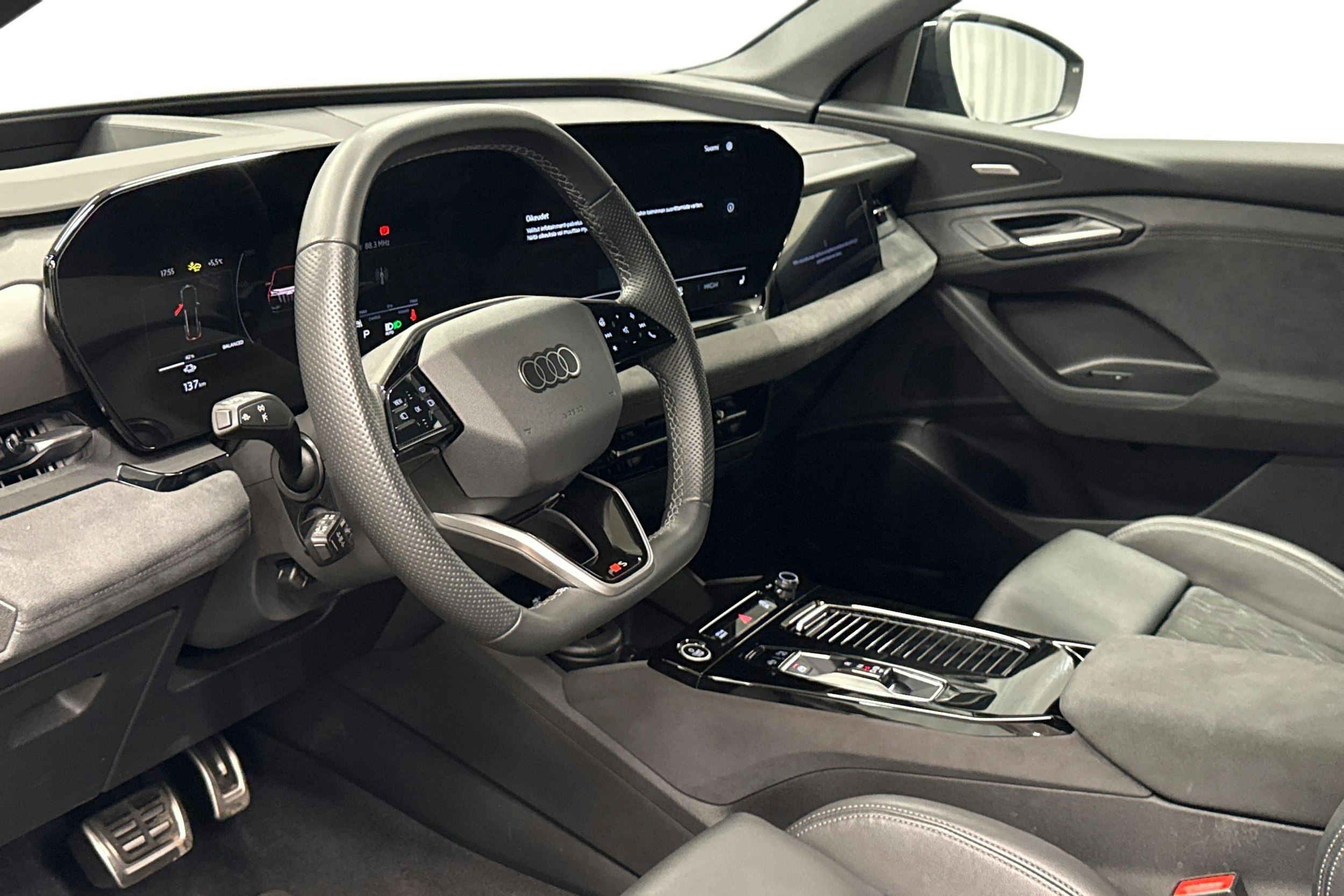 musta Audi Q6 e-tron 2025 kuva 6.