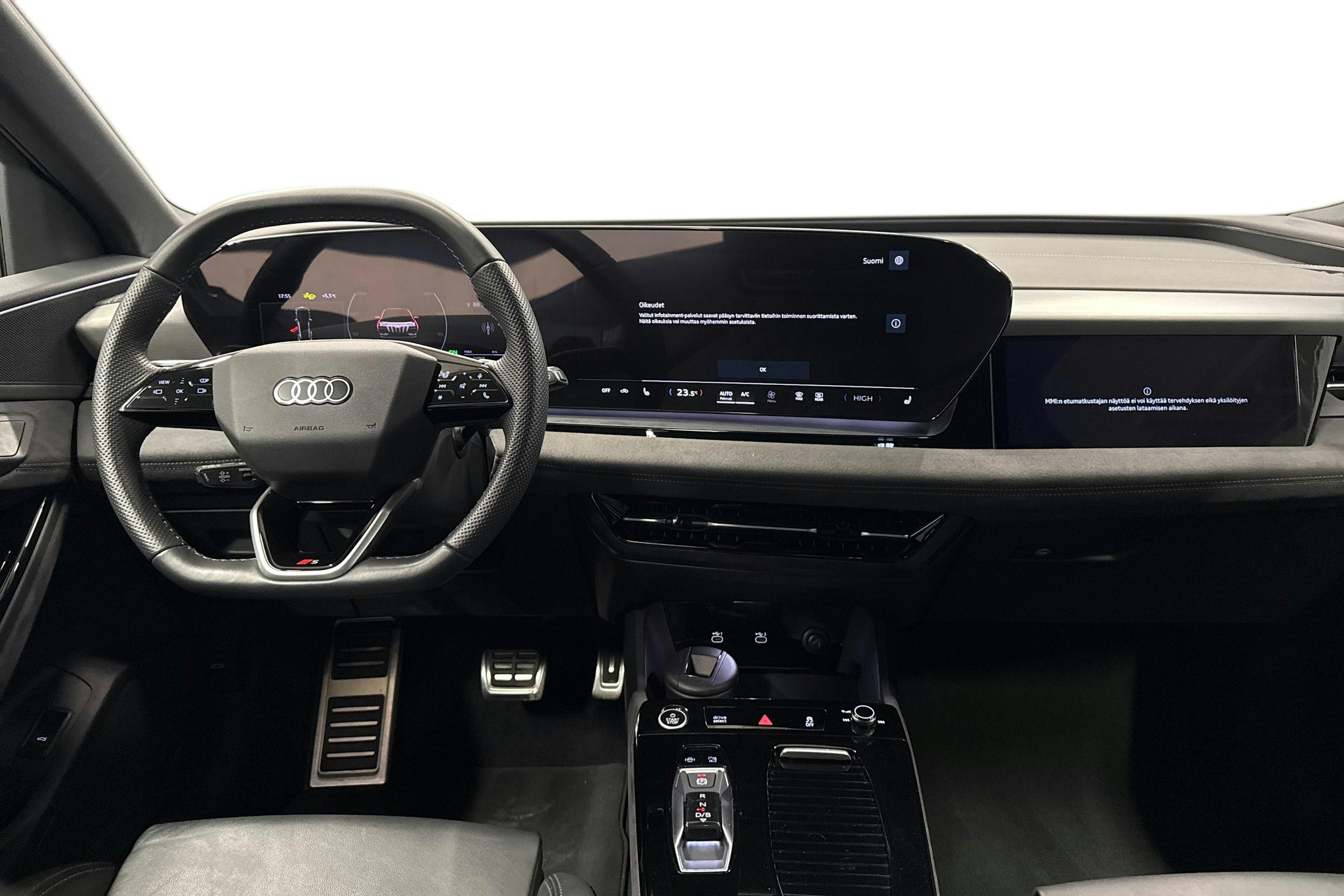 musta Audi Q6 e-tron 2025 kuva 7.