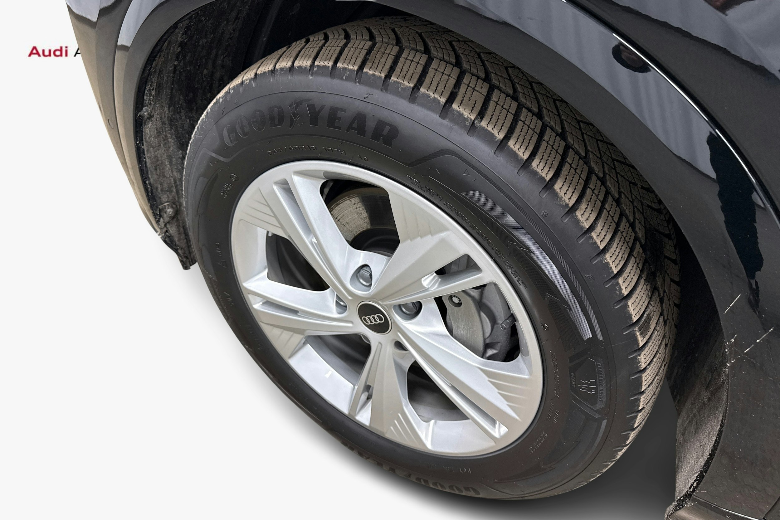 musta Audi Q6 e-tron 2025 kuva 9.