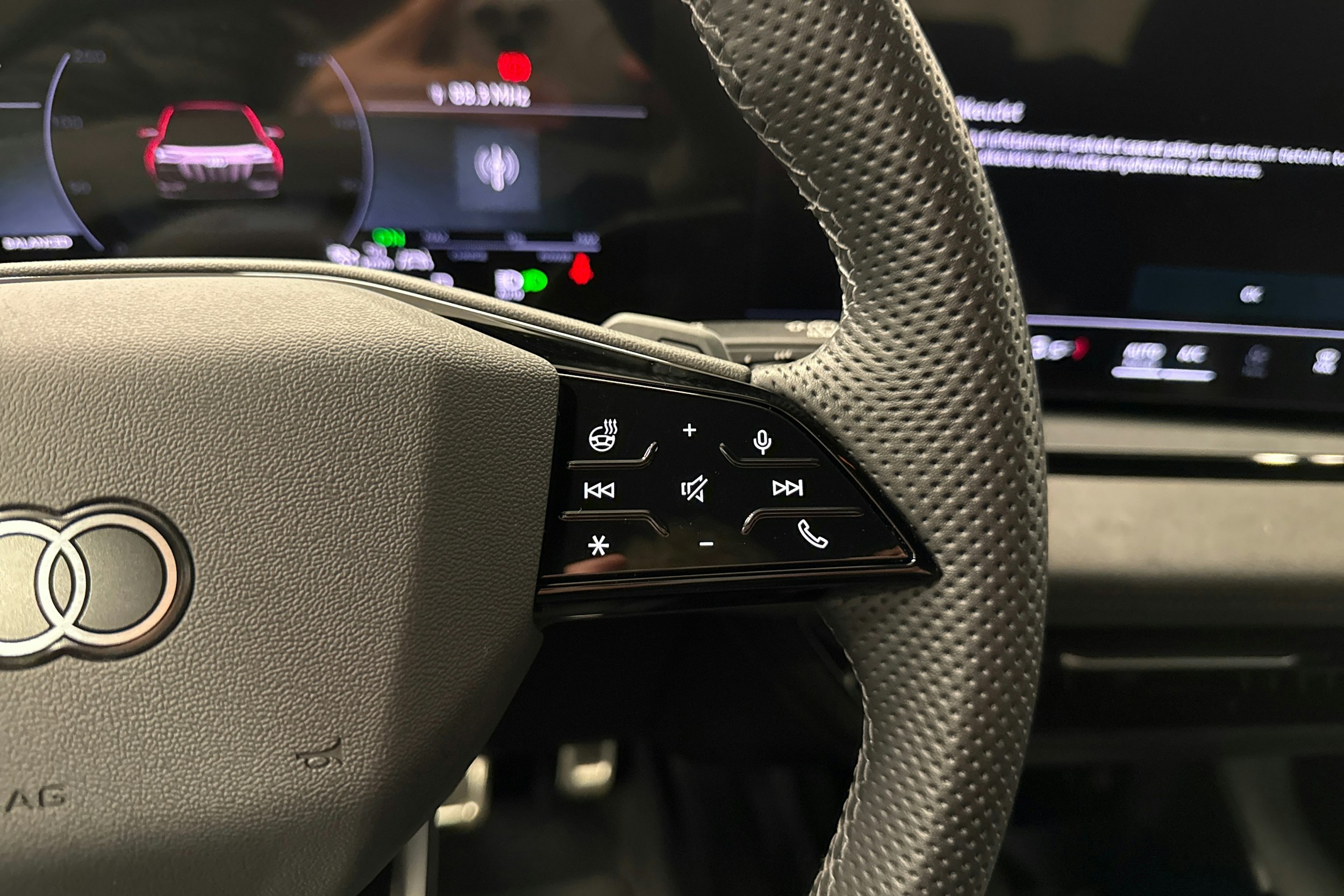 musta Audi Q6 e-tron 2025 kuva 12.