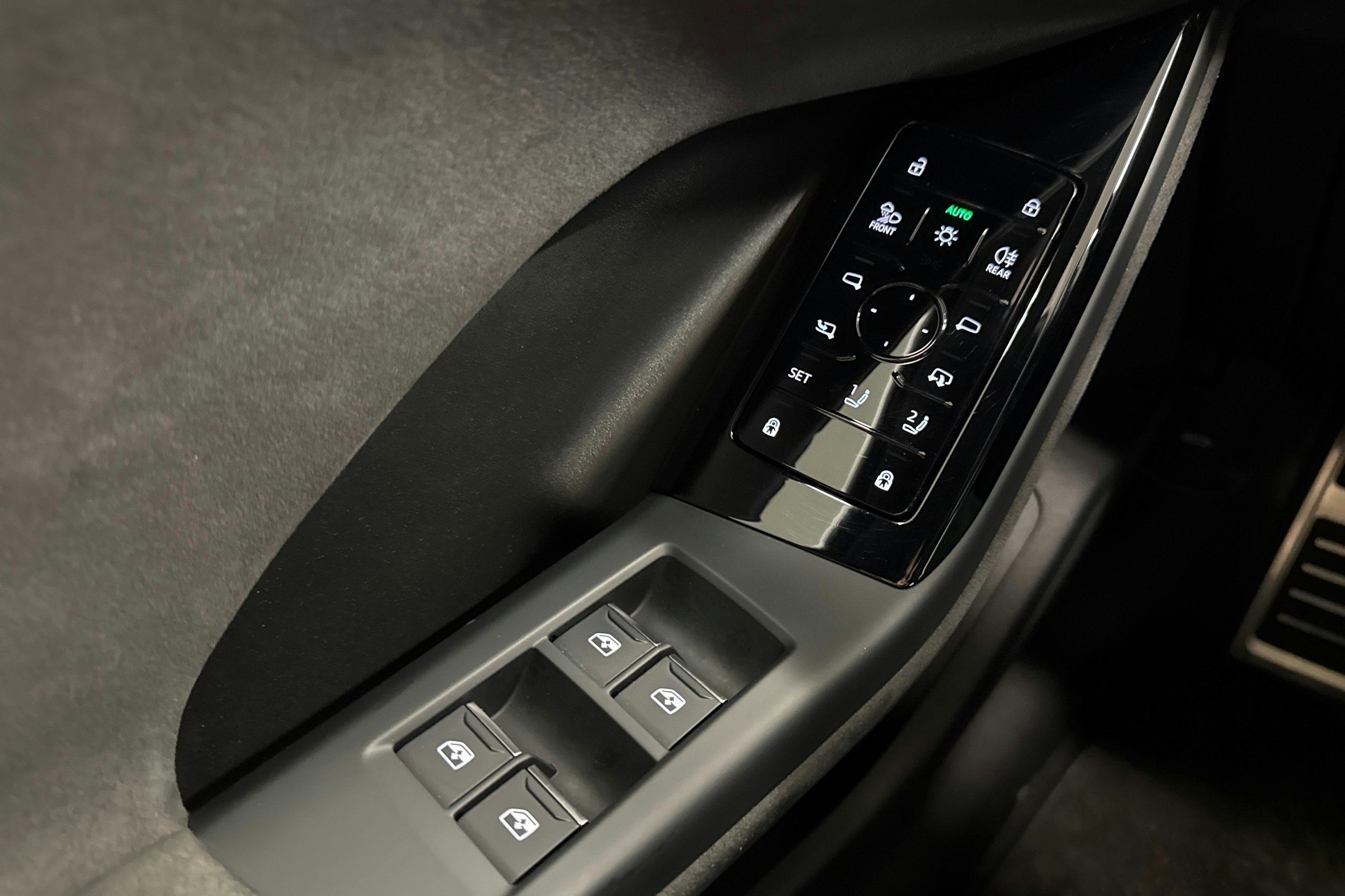 musta Audi Q6 e-tron 2025 kuva 15.