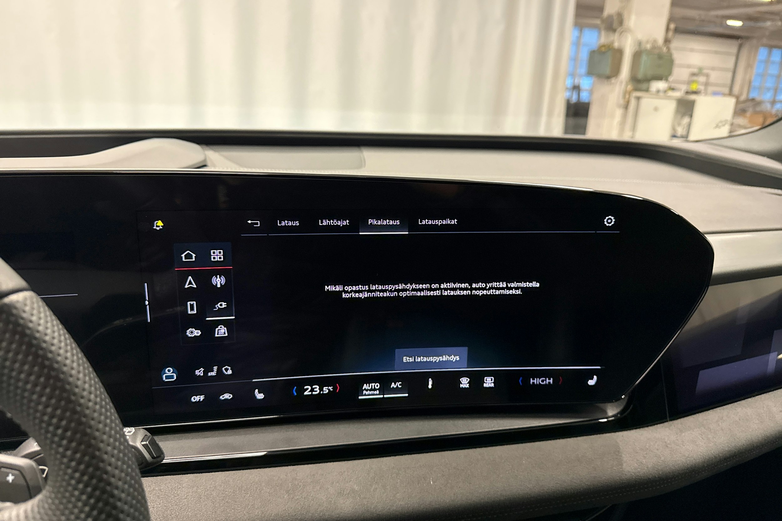 musta Audi Q6 e-tron 2025 kuva 18.