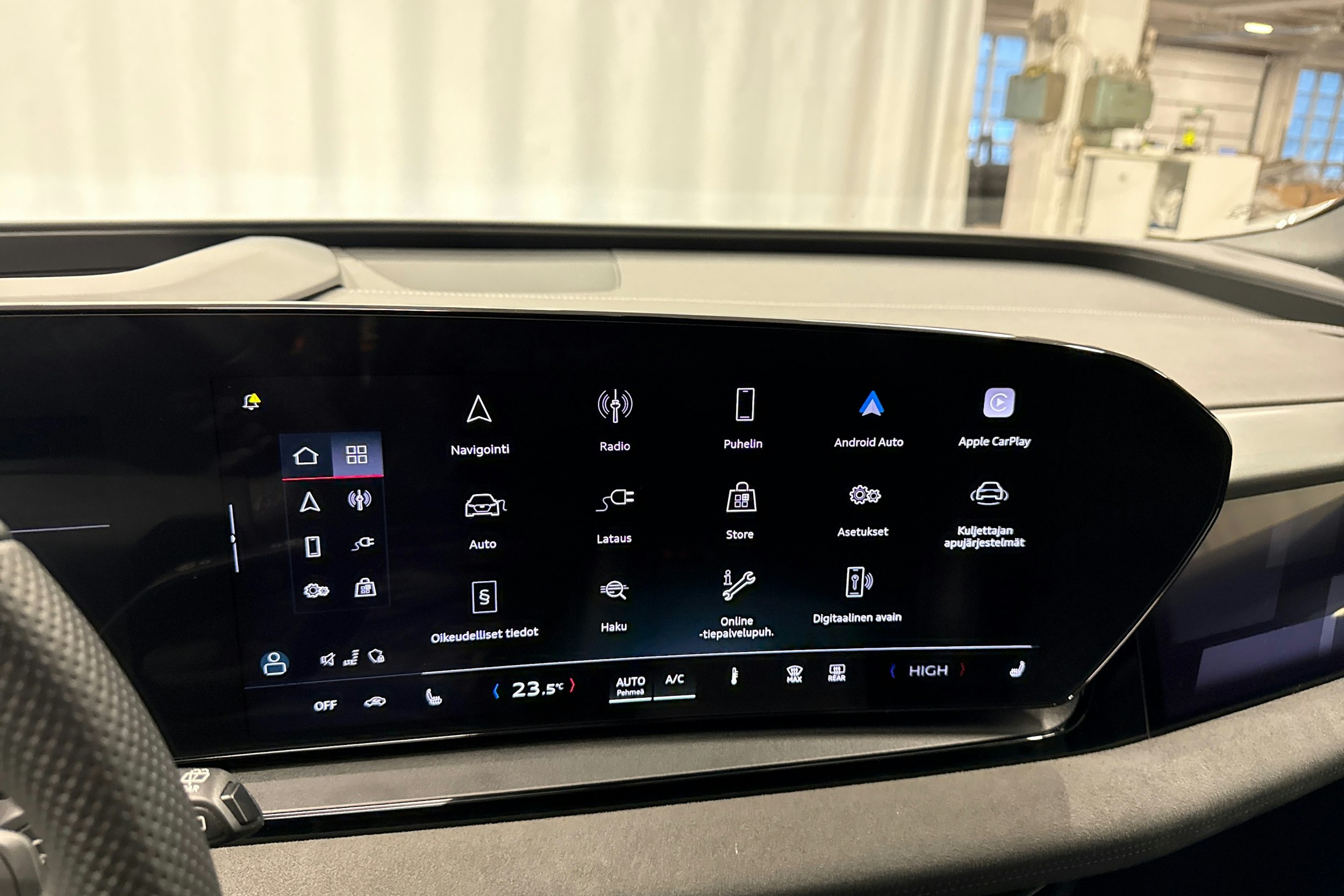 musta Audi Q6 e-tron 2025 kuva 19.