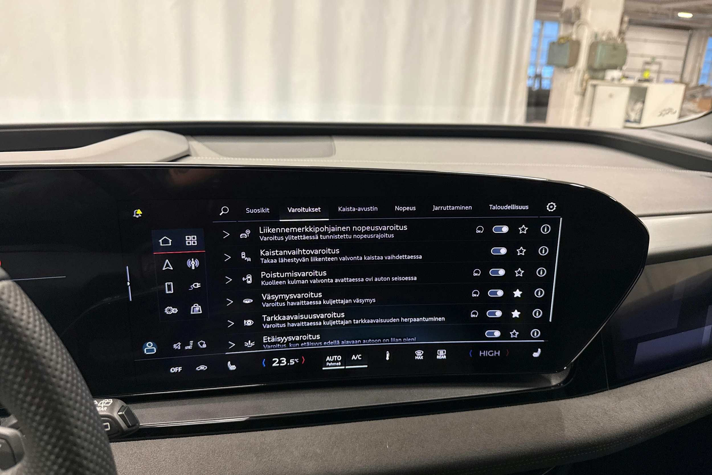 musta Audi Q6 e-tron 2025 kuva 20.