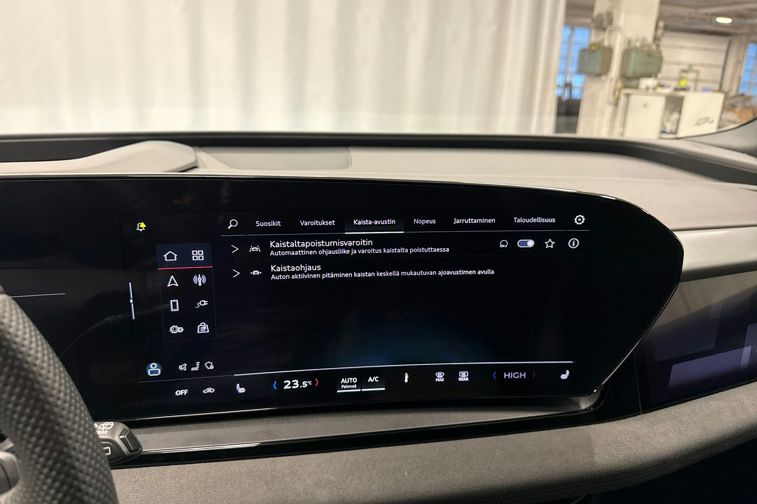 musta Audi Q6 e-tron 2025 kuva 21.