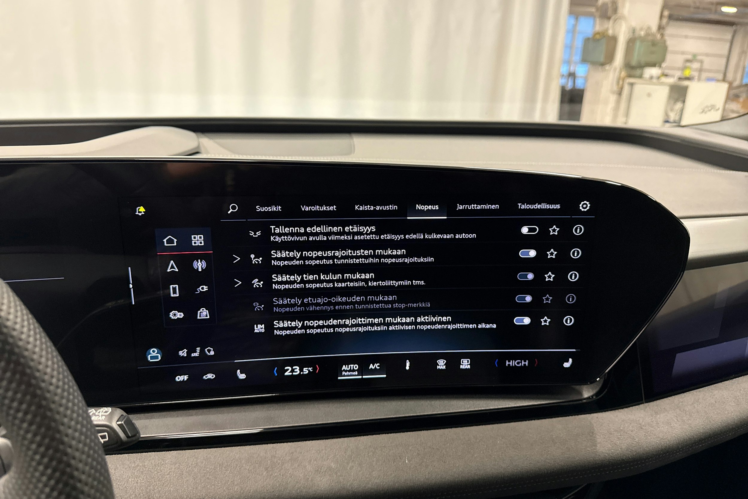 musta Audi Q6 e-tron 2025 kuva 22.