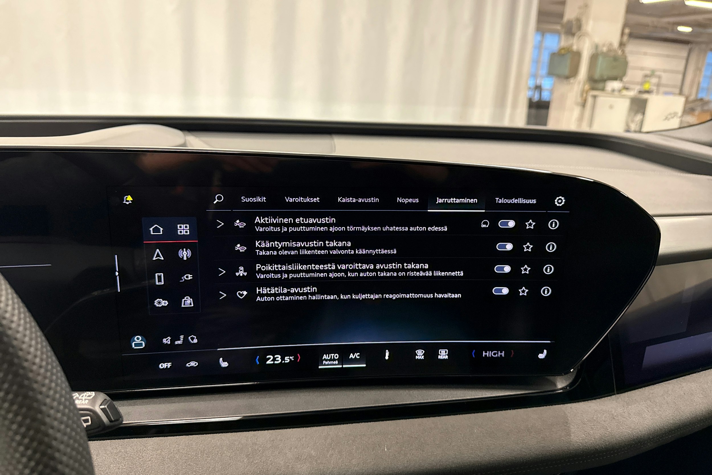 musta Audi Q6 e-tron 2025 kuva 23.