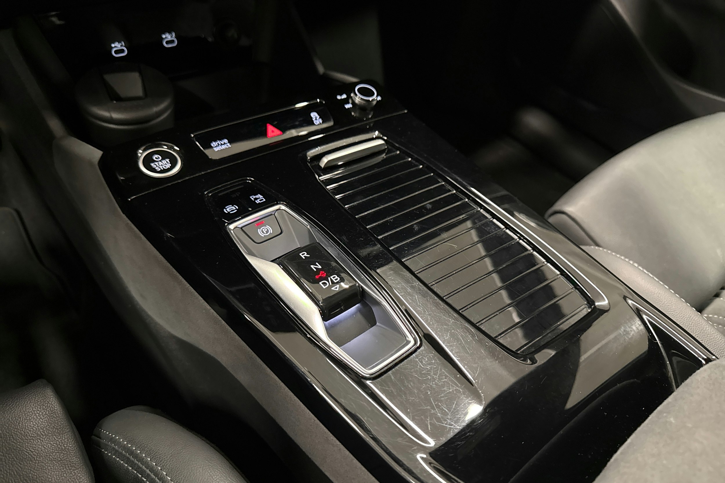 musta Audi Q6 e-tron 2025 kuva 25.