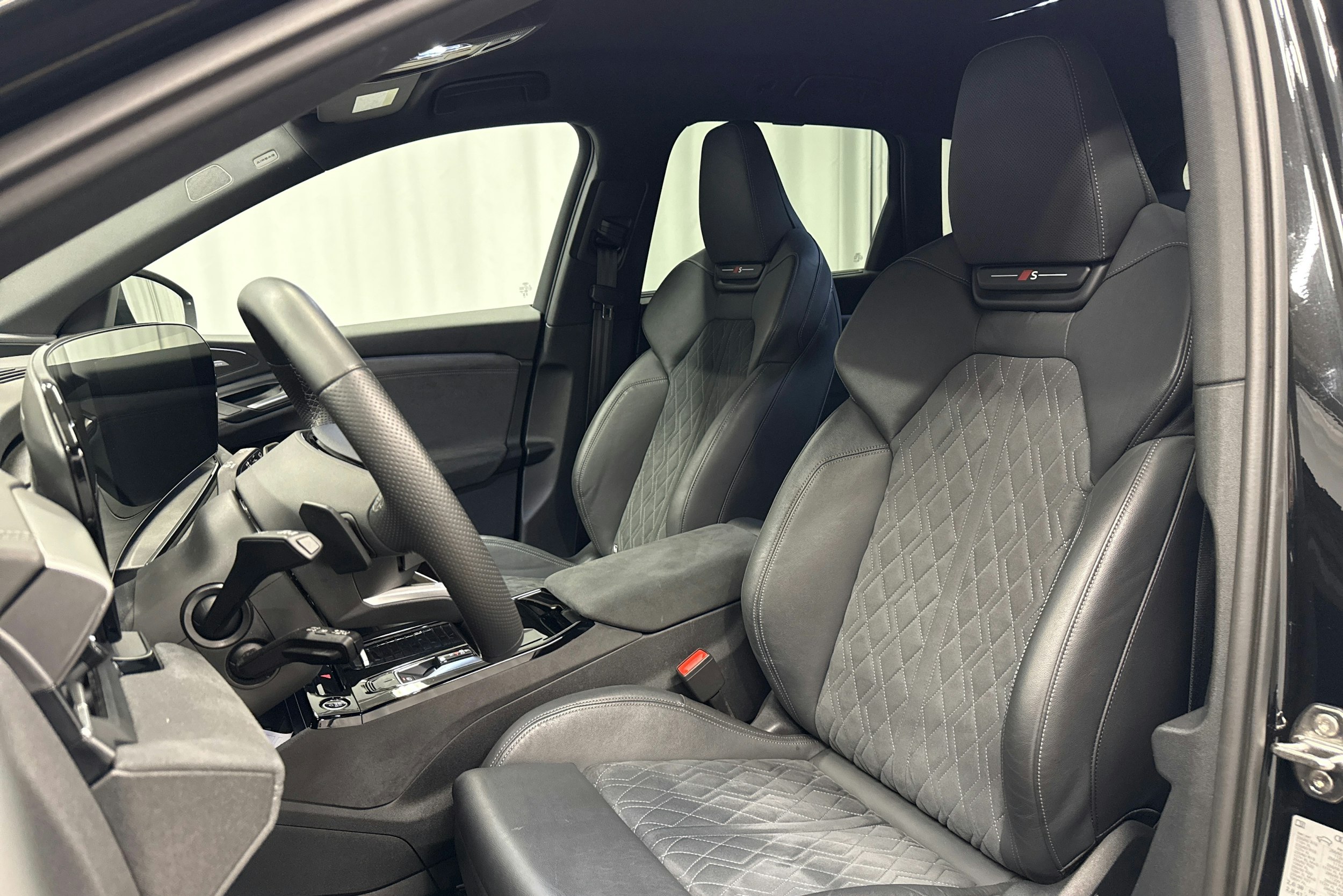 musta Audi Q6 e-tron 2025 kuva 26.