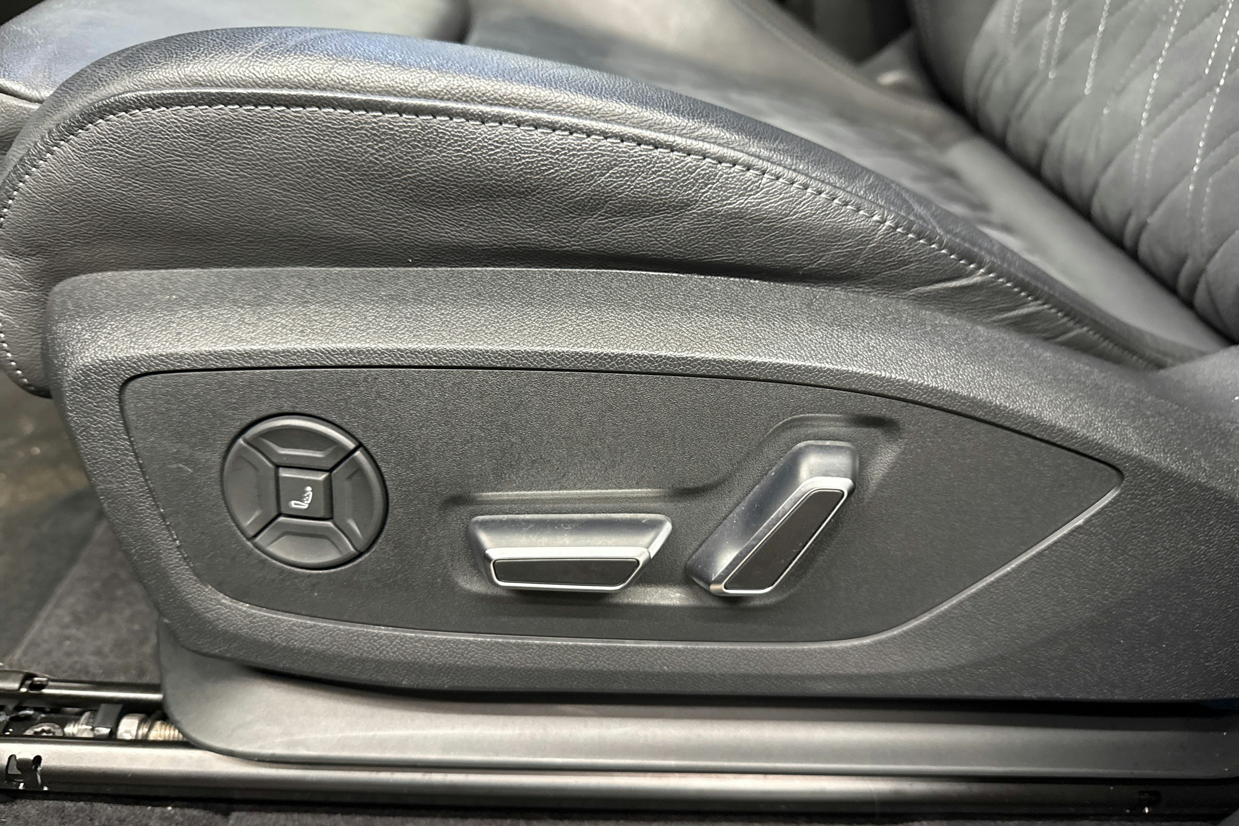 musta Audi Q6 e-tron 2025 kuva 27.